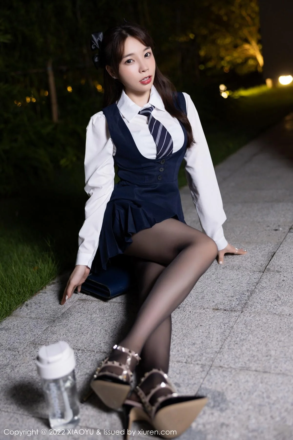 徐莉芝Booty深蓝背带裙配超薄黑丝半脱露性感内衣绝美写真 第 20 张