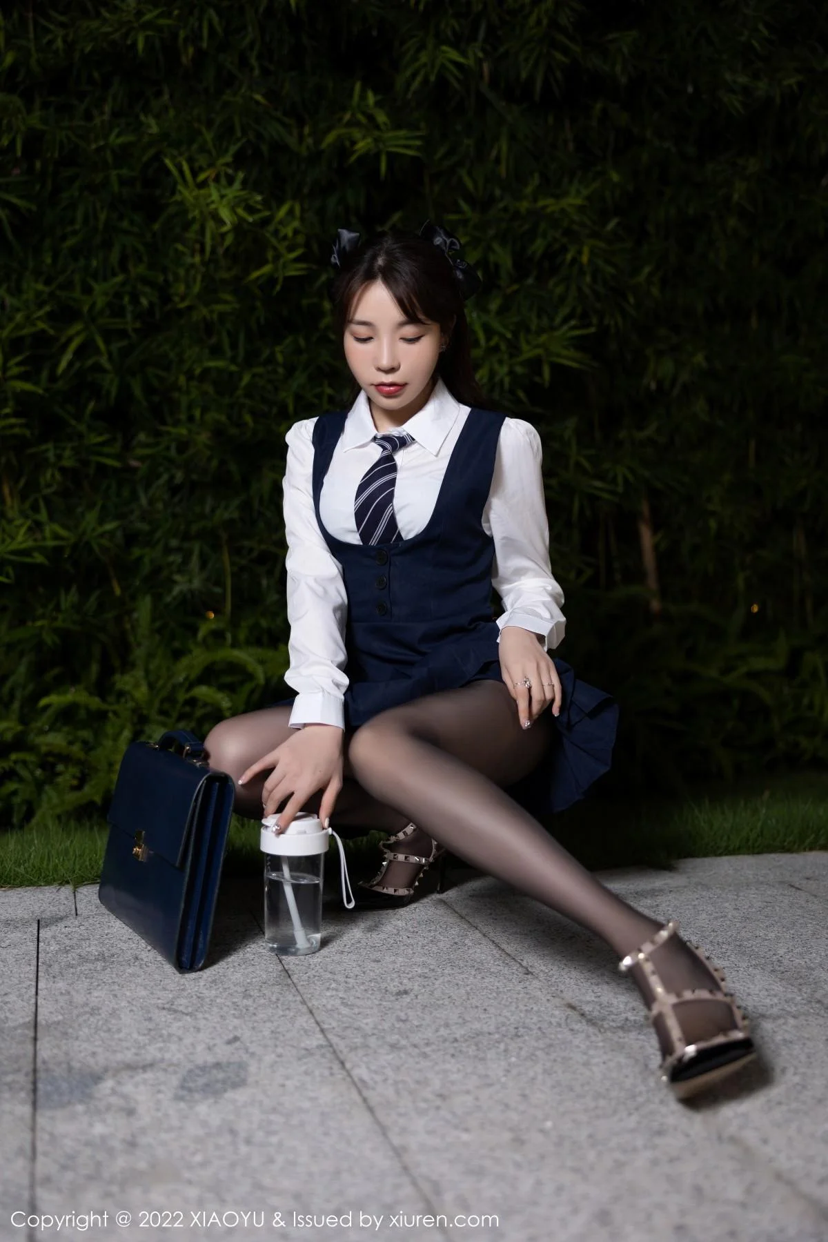徐莉芝Booty深蓝背带裙配超薄黑丝半脱露性感内衣绝美写真 第 7 张