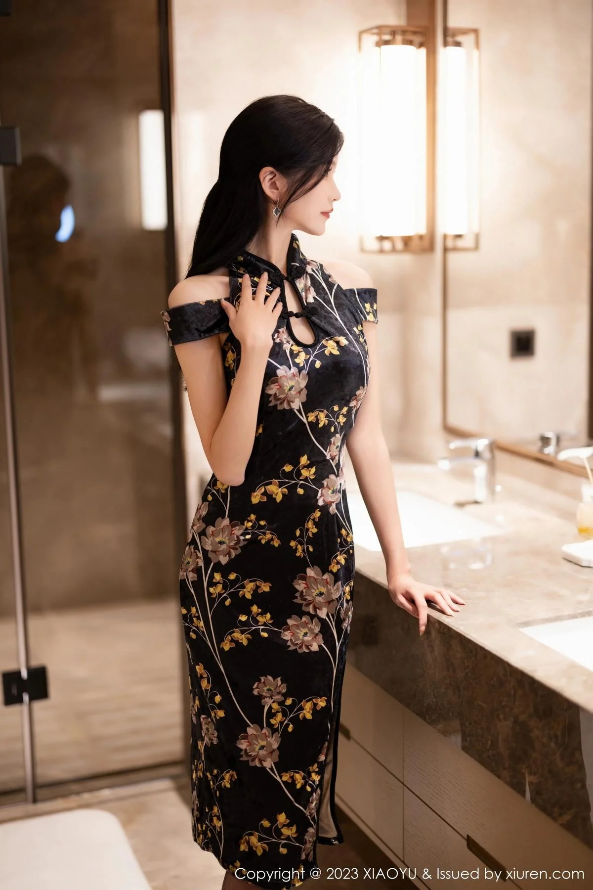 程程程性感深色带图案旗袍配超薄黑丝秀苗条身材绝美写真 第 2 张