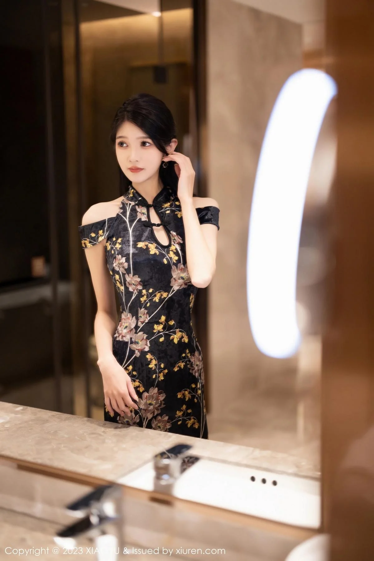 程程程性感深色带图案旗袍配超薄黑丝秀苗条身材绝美写真 第 3 张