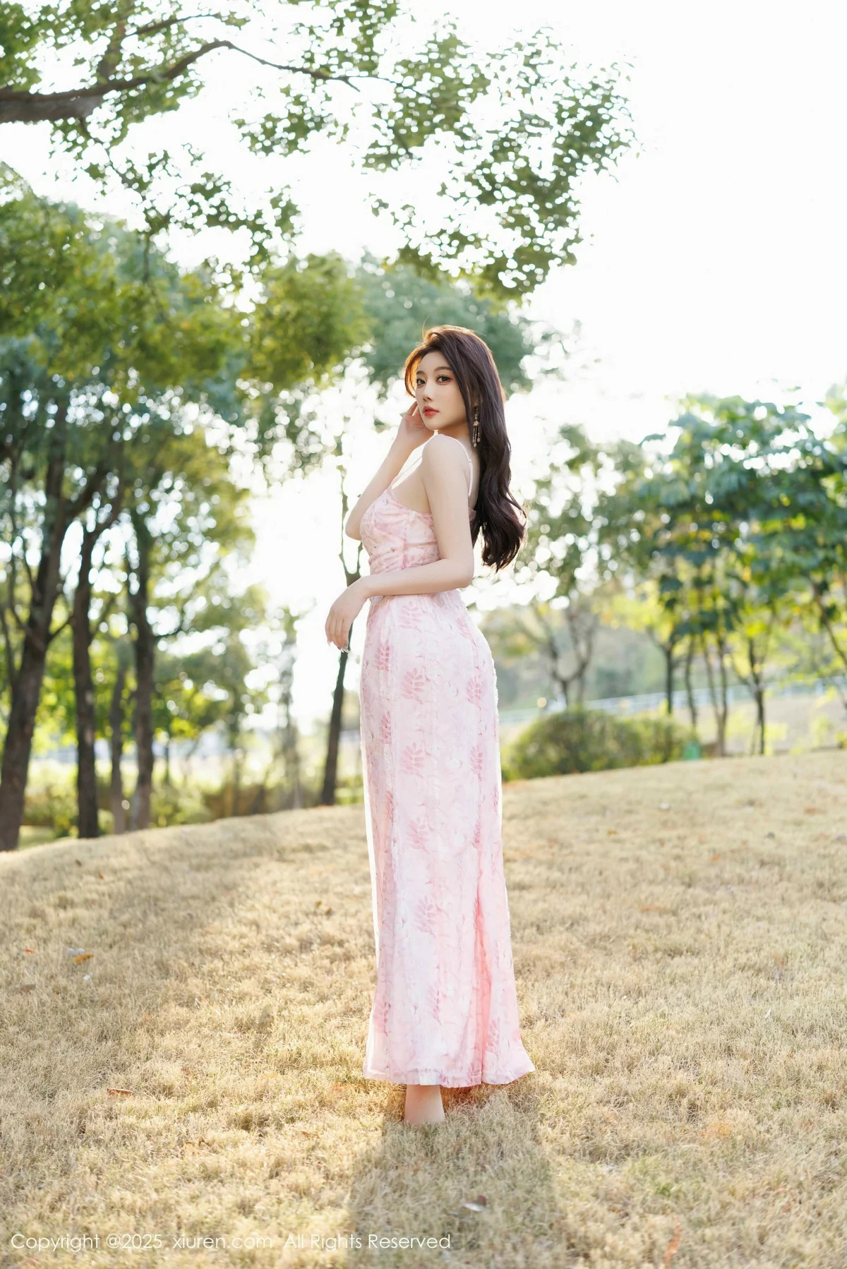 杨晨晨Yome粉色连衣裙+白色珍珠内衣秀丰腴身材绝美写真 第 37 张