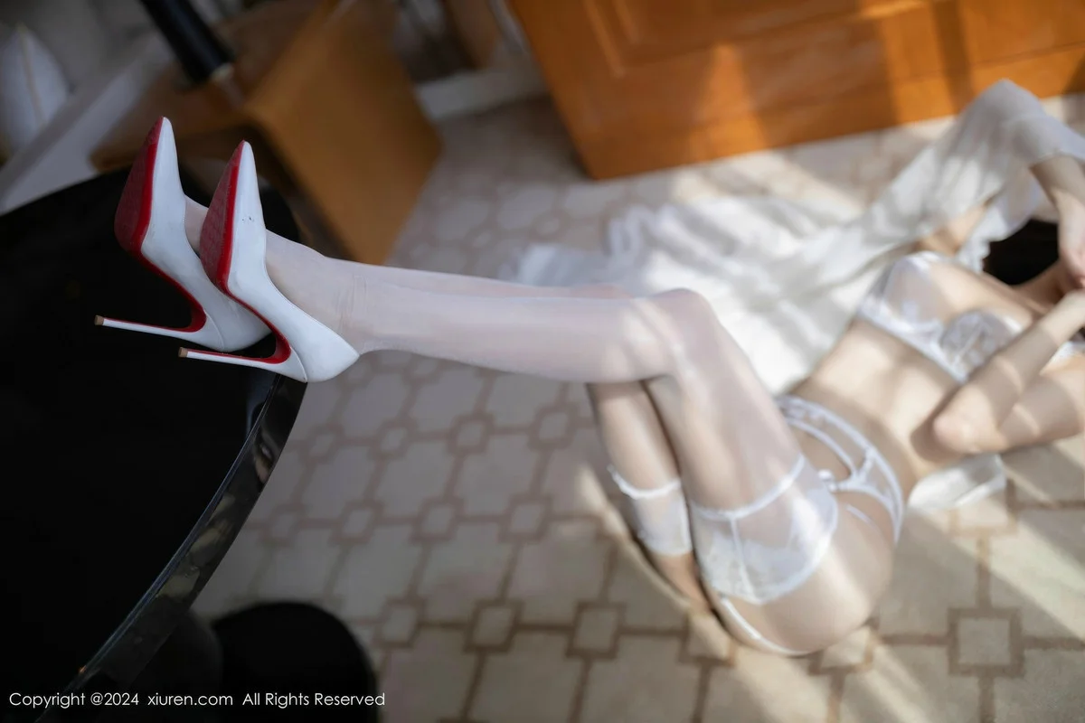 陆萱萱性感白色情趣内衣配白丝吊袜秀曼妙身姿撩人绝美写真 第 16 张