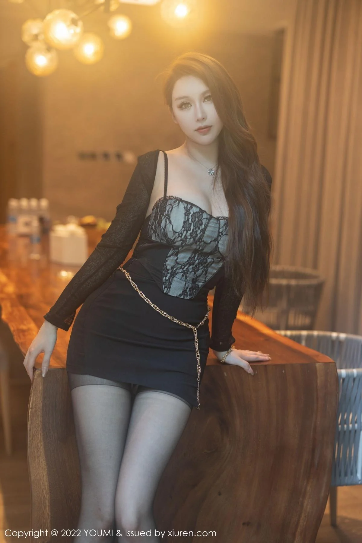 尤妮丝Egg黑色蕾丝吊带上衣配超薄开档黑丝秀翘臀绝美写真 第 1 张