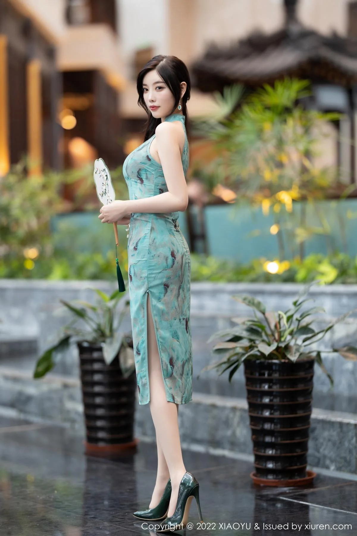 杨晨晨Yome户外蓝暗色旗袍配超薄肉丝秀完美身材绝美写真 第 11 张