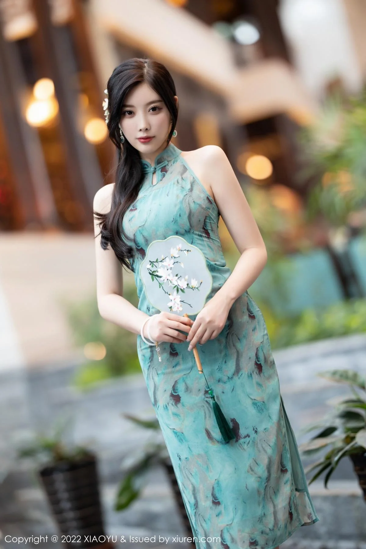 杨晨晨Yome户外蓝暗色旗袍配超薄肉丝秀完美身材绝美写真 第 15 张