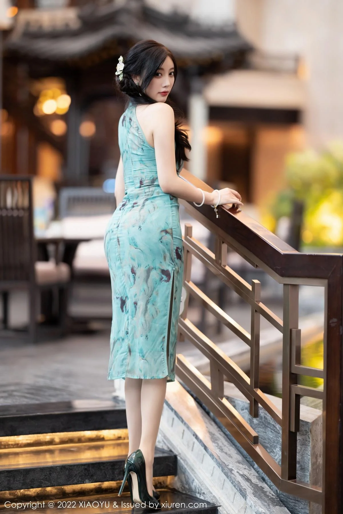 杨晨晨Yome户外蓝暗色旗袍配超薄肉丝秀完美身材绝美写真 第 18 张