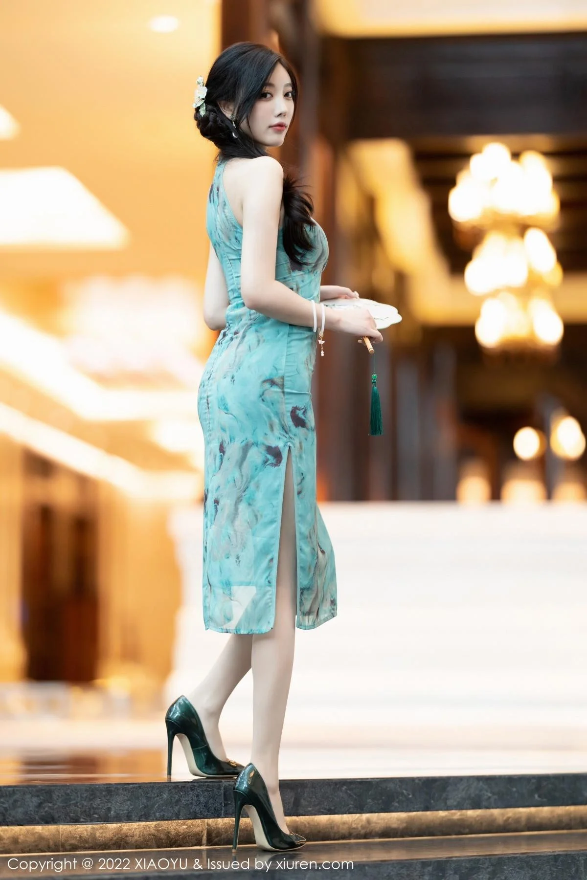 杨晨晨Yome户外蓝暗色旗袍配超薄肉丝秀完美身材绝美写真 第 2 张