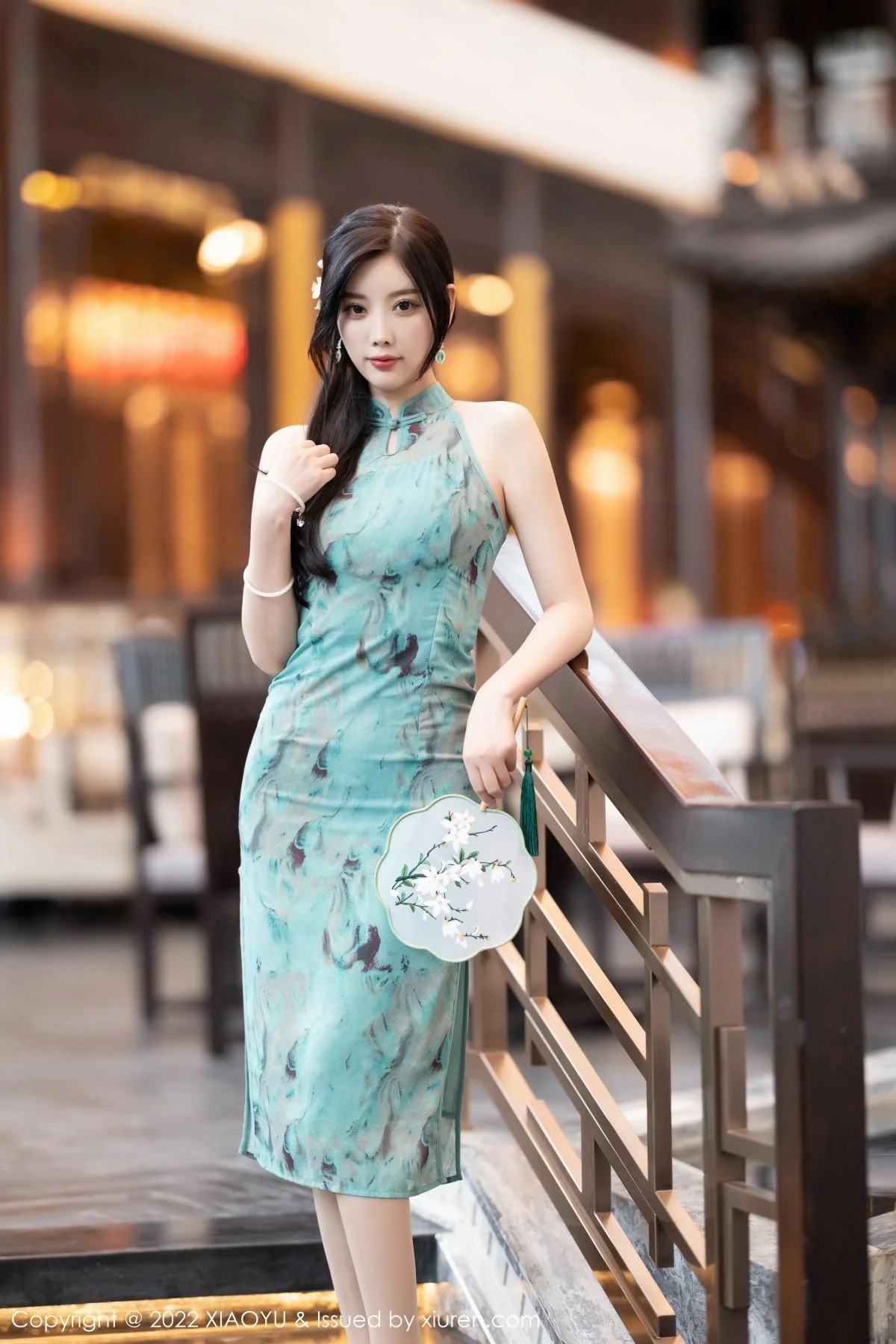 杨晨晨Yome户外蓝暗色旗袍配超薄肉丝秀完美身材绝美写真 第 20 张
