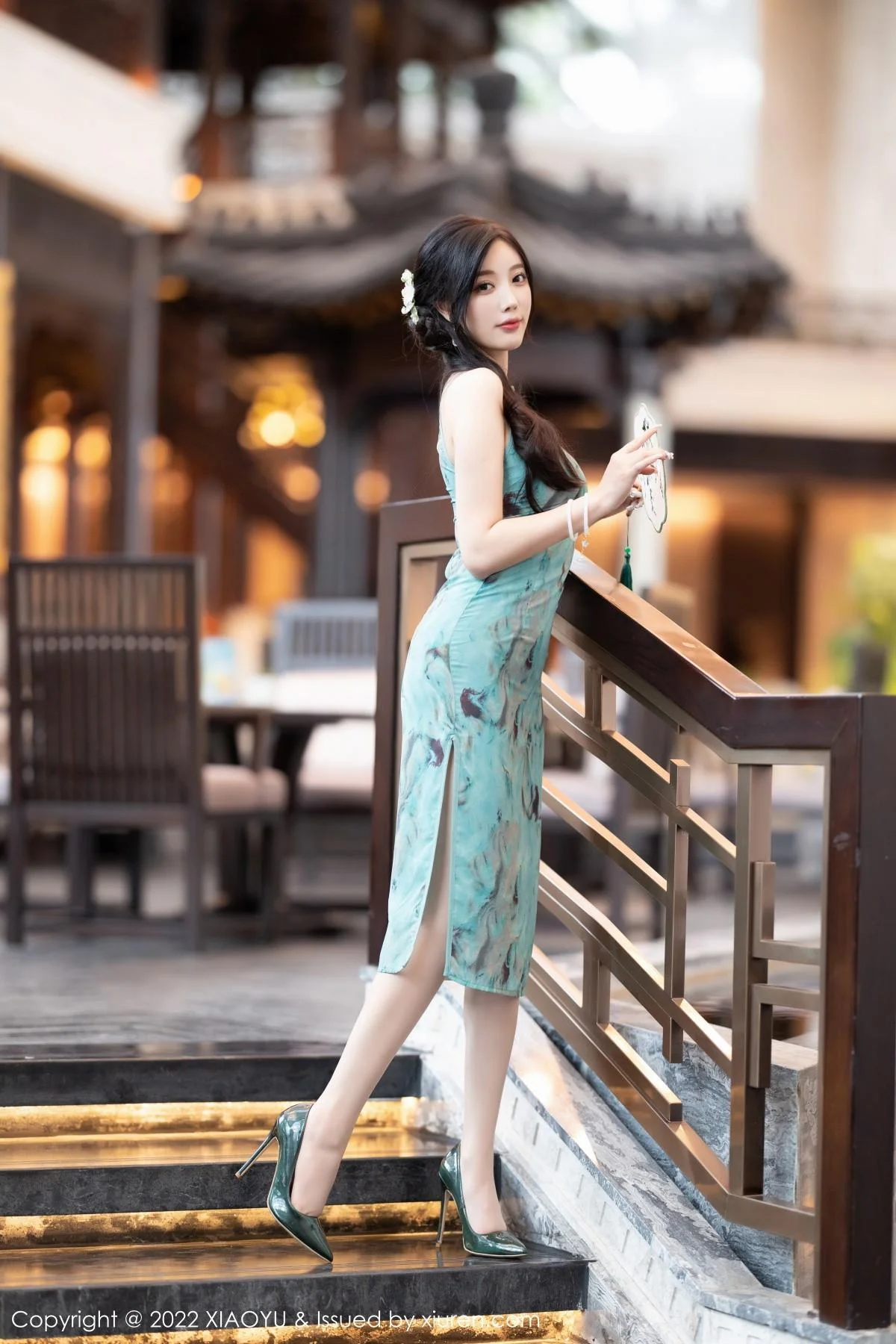 杨晨晨Yome户外蓝暗色旗袍配超薄肉丝秀完美身材绝美写真 第 21 张