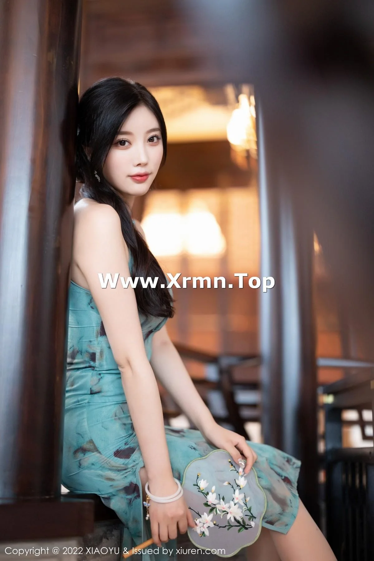 杨晨晨Yome户外蓝暗色旗袍配超薄肉丝秀完美身材绝美写真 第 30 张