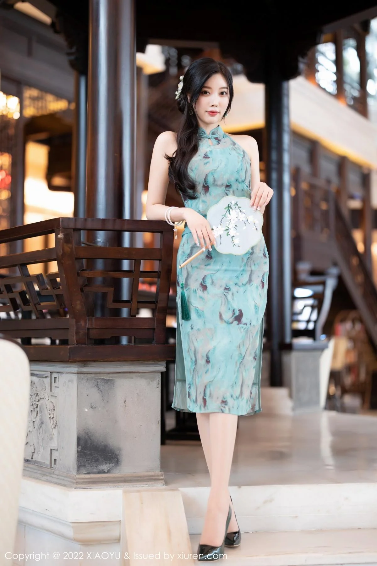 杨晨晨Yome户外蓝暗色旗袍配超薄肉丝秀完美身材绝美写真 第 31 张