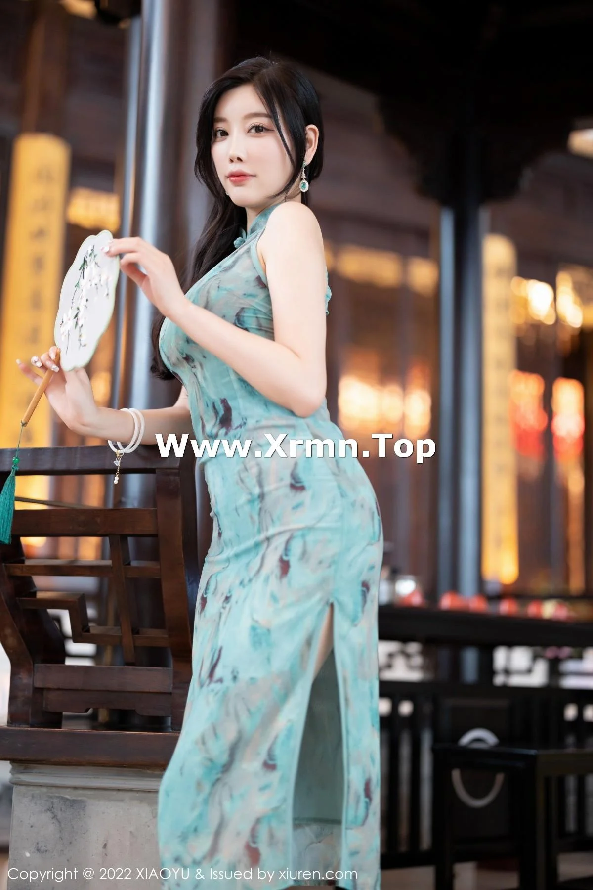 杨晨晨Yome户外蓝暗色旗袍配超薄肉丝秀完美身材绝美写真 第 33 张