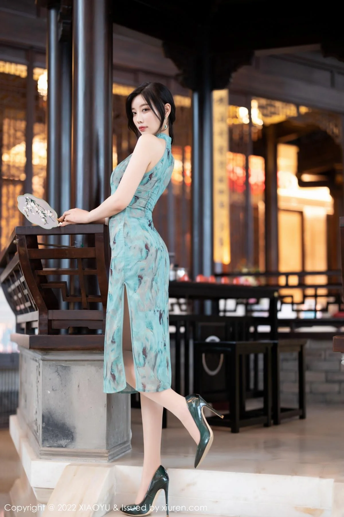 杨晨晨Yome户外蓝暗色旗袍配超薄肉丝秀完美身材绝美写真 第 35 张