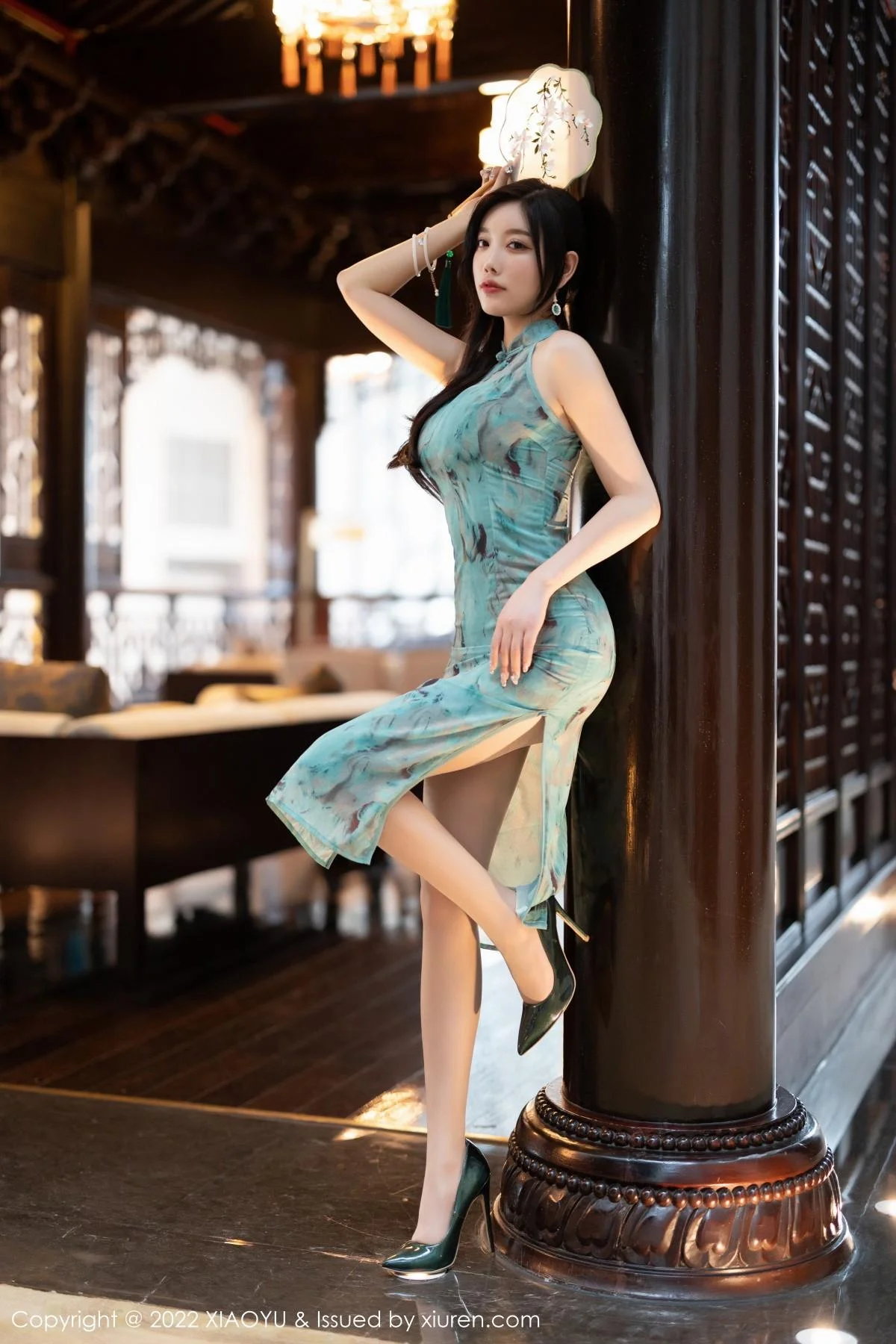 杨晨晨Yome户外蓝暗色旗袍配超薄肉丝秀完美身材绝美写真 第 43 张