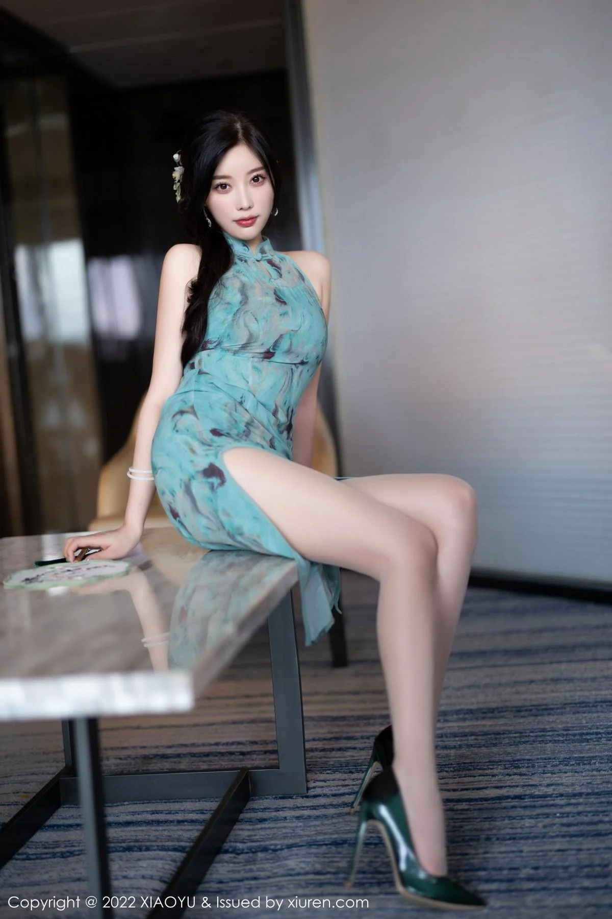 杨晨晨Yome户外蓝暗色旗袍配超薄肉丝秀完美身材绝美写真 第 55 张
