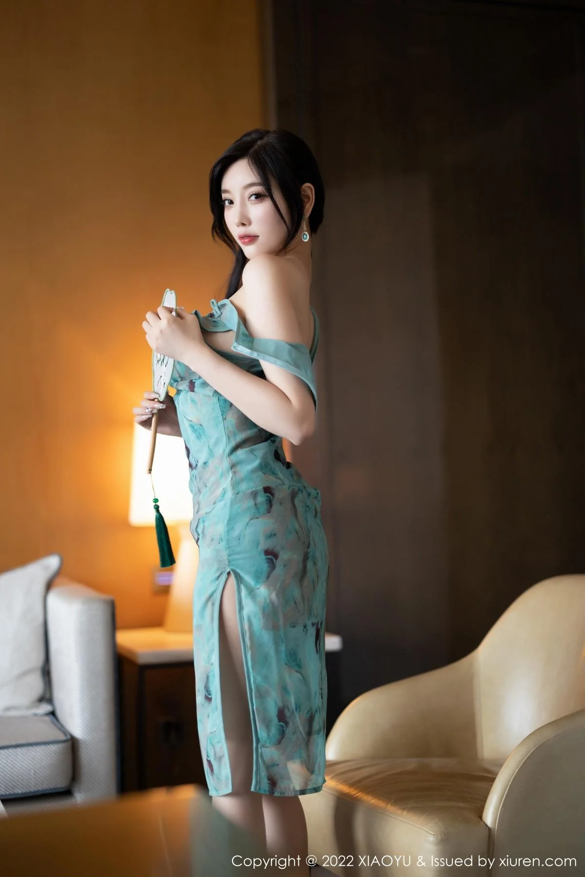 杨晨晨Yome户外蓝暗色旗袍配超薄肉丝秀完美身材绝美写真 第 76 张