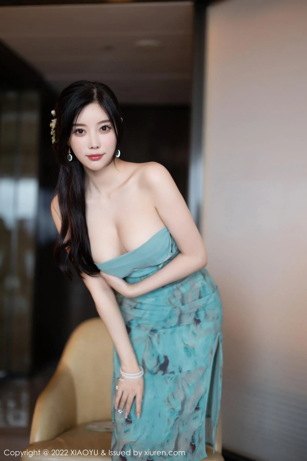 杨晨晨Yome户外蓝暗色旗袍配超薄肉丝秀完美身材绝美写真 第 80 张