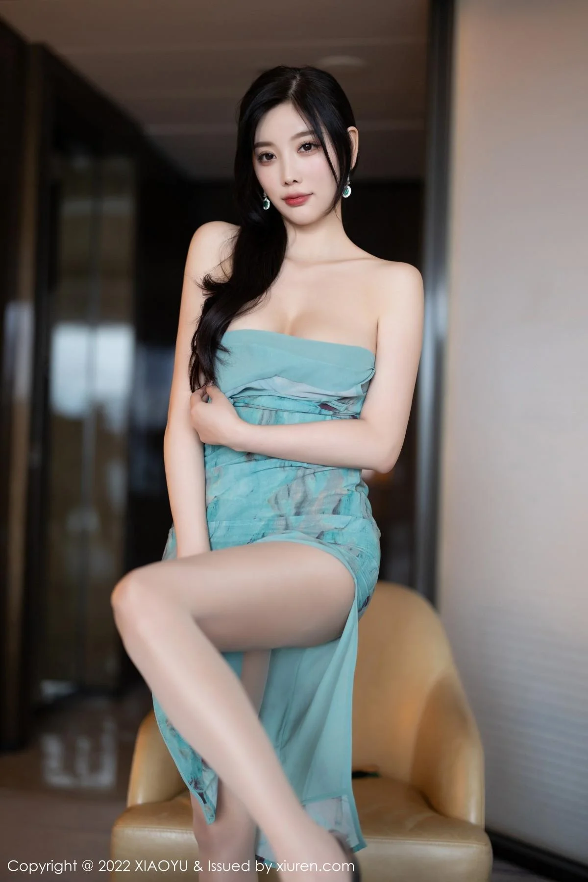 杨晨晨Yome户外蓝暗色旗袍配超薄肉丝秀完美身材绝美写真 第 82 张