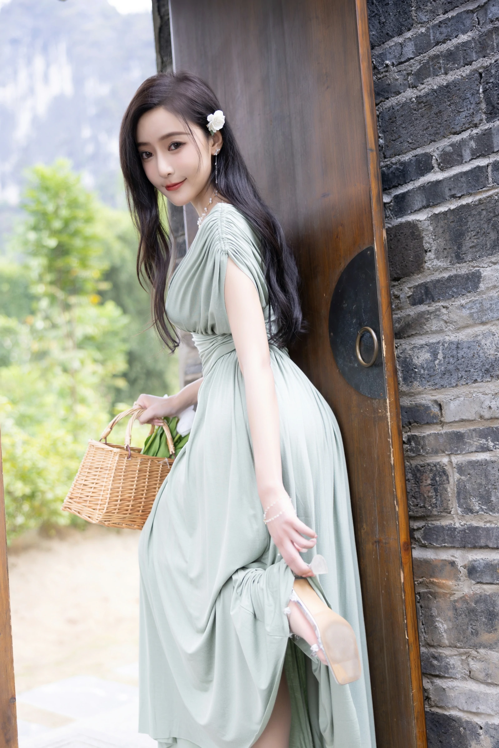 [秀人付费] 王馨瑶Yanni 诱人私拍福利 白泳衣 绿色连衣裙 第 12 张