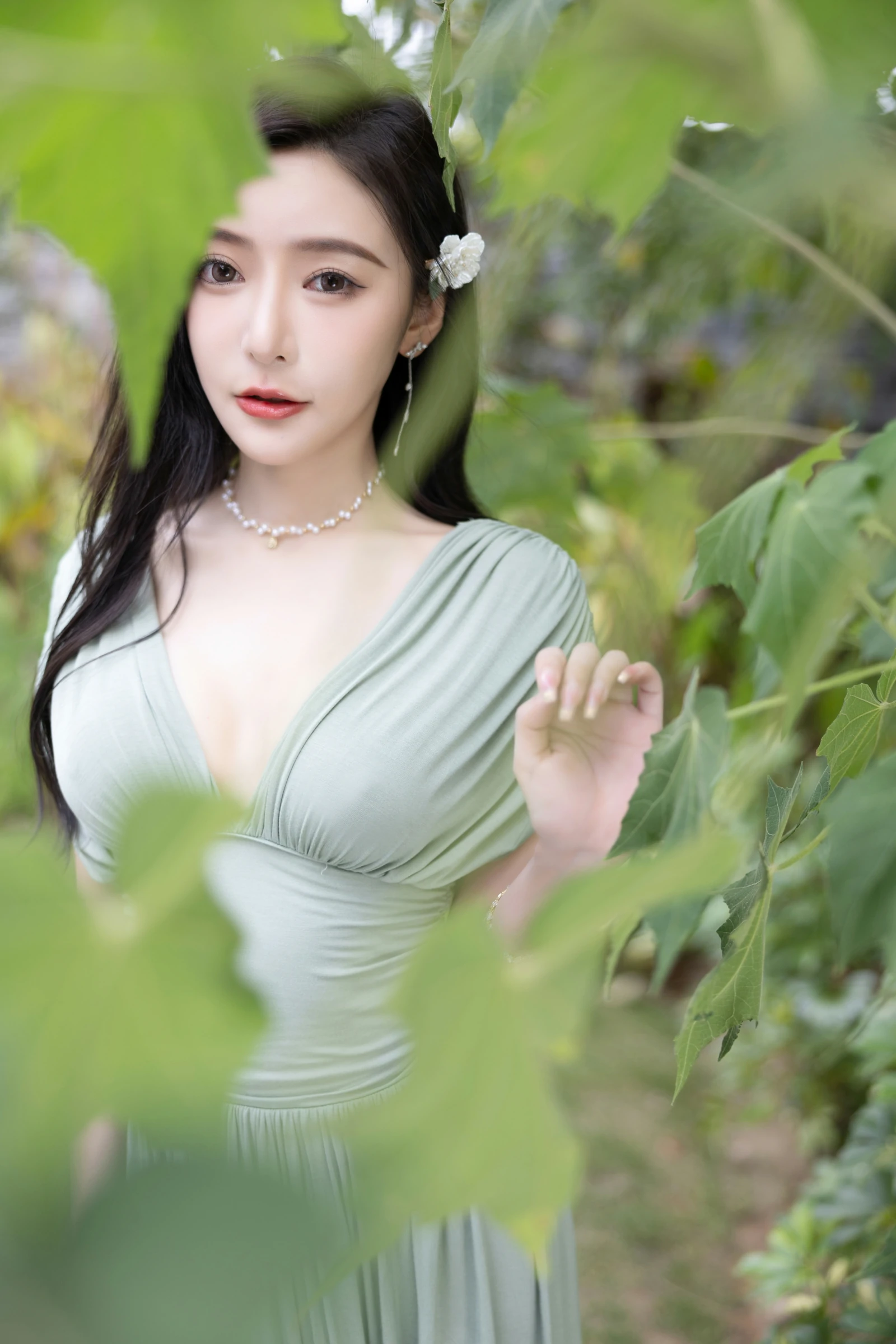 [秀人付费] 王馨瑶Yanni 诱人私拍福利 白泳衣 绿色连衣裙 第 13 张