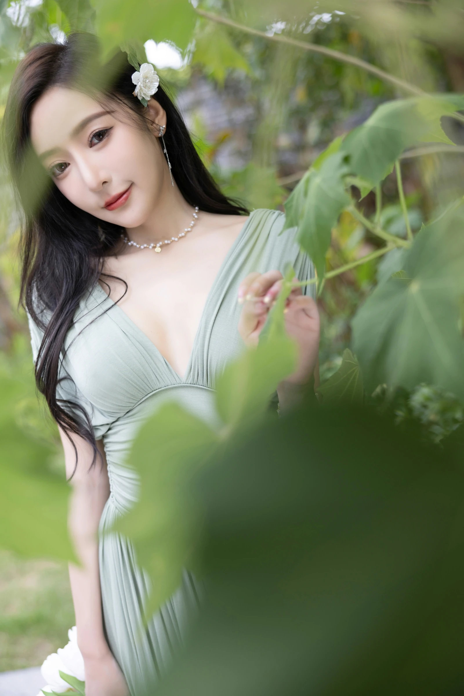 [秀人付费] 王馨瑶Yanni 诱人私拍福利 白泳衣 绿色连衣裙 第 15 张