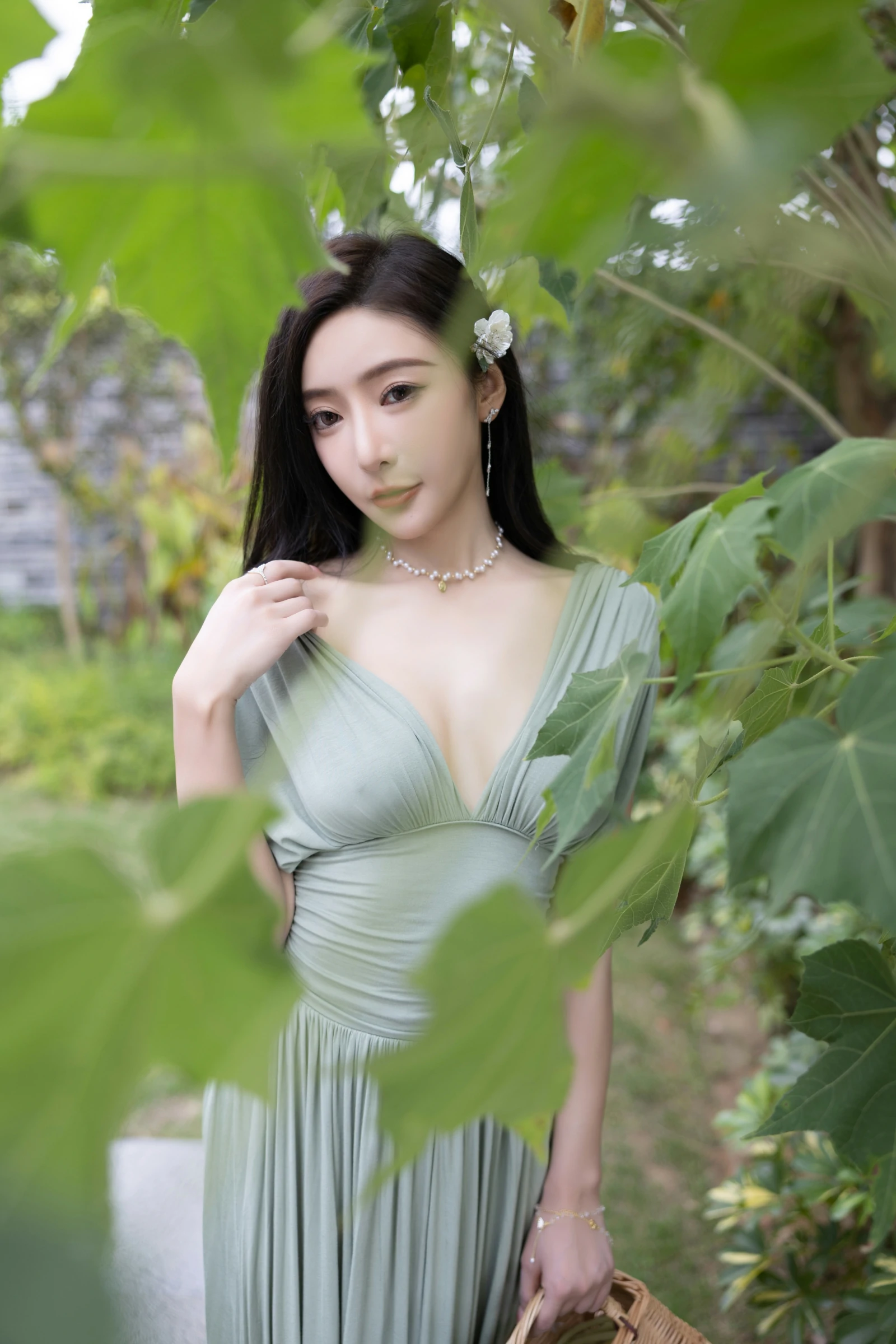 [秀人付费] 王馨瑶Yanni 诱人私拍福利 白泳衣 绿色连衣裙 第 16 张