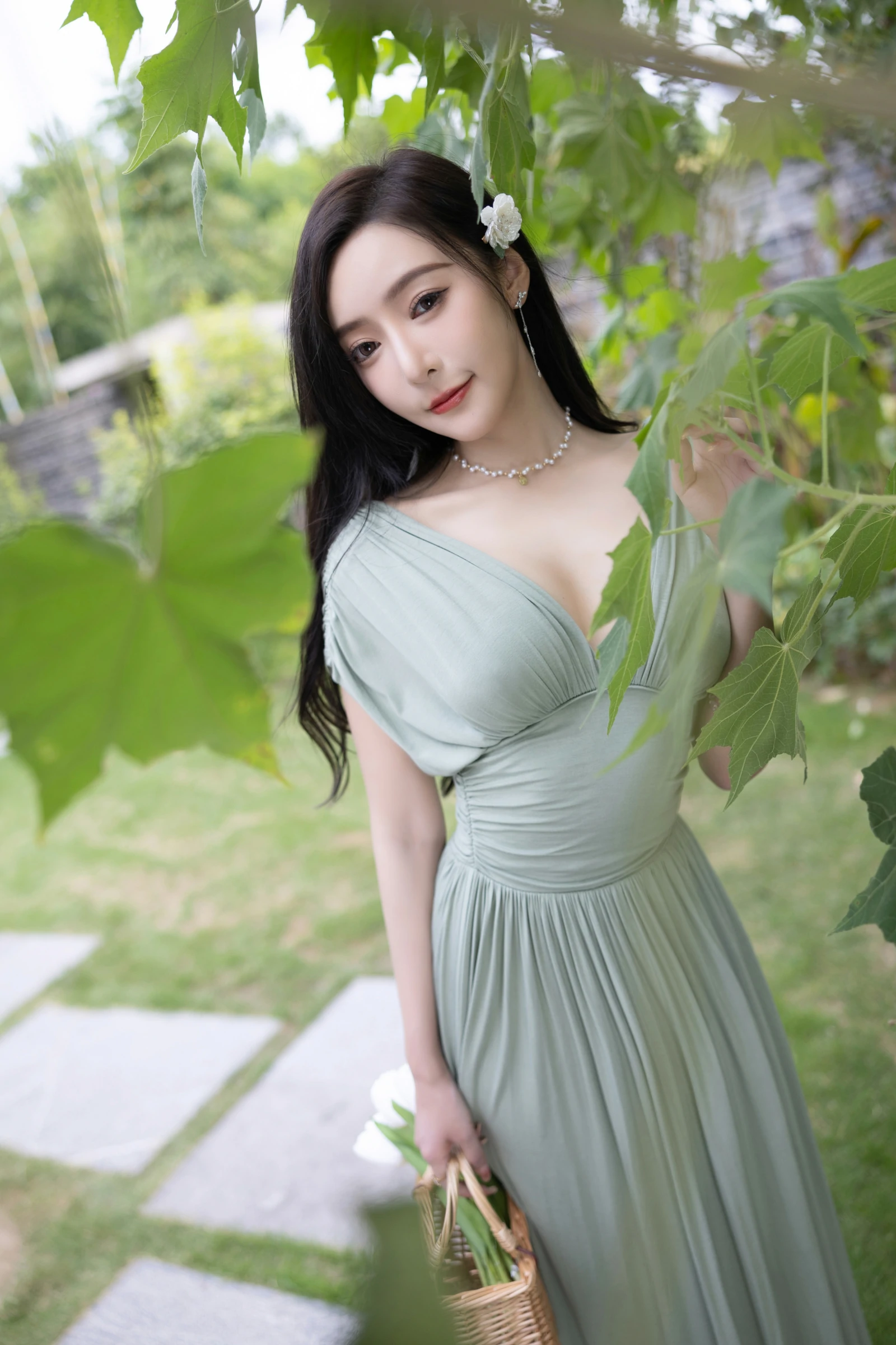 [秀人付费] 王馨瑶Yanni 诱人私拍福利 白泳衣 绿色连衣裙 第 19 张