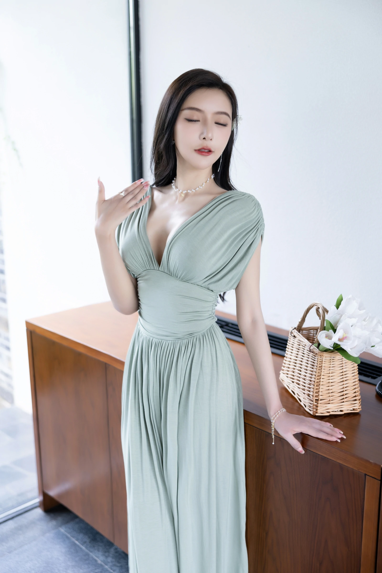 [秀人付费] 王馨瑶Yanni 诱人私拍福利 白泳衣 绿色连衣裙 第 20 张