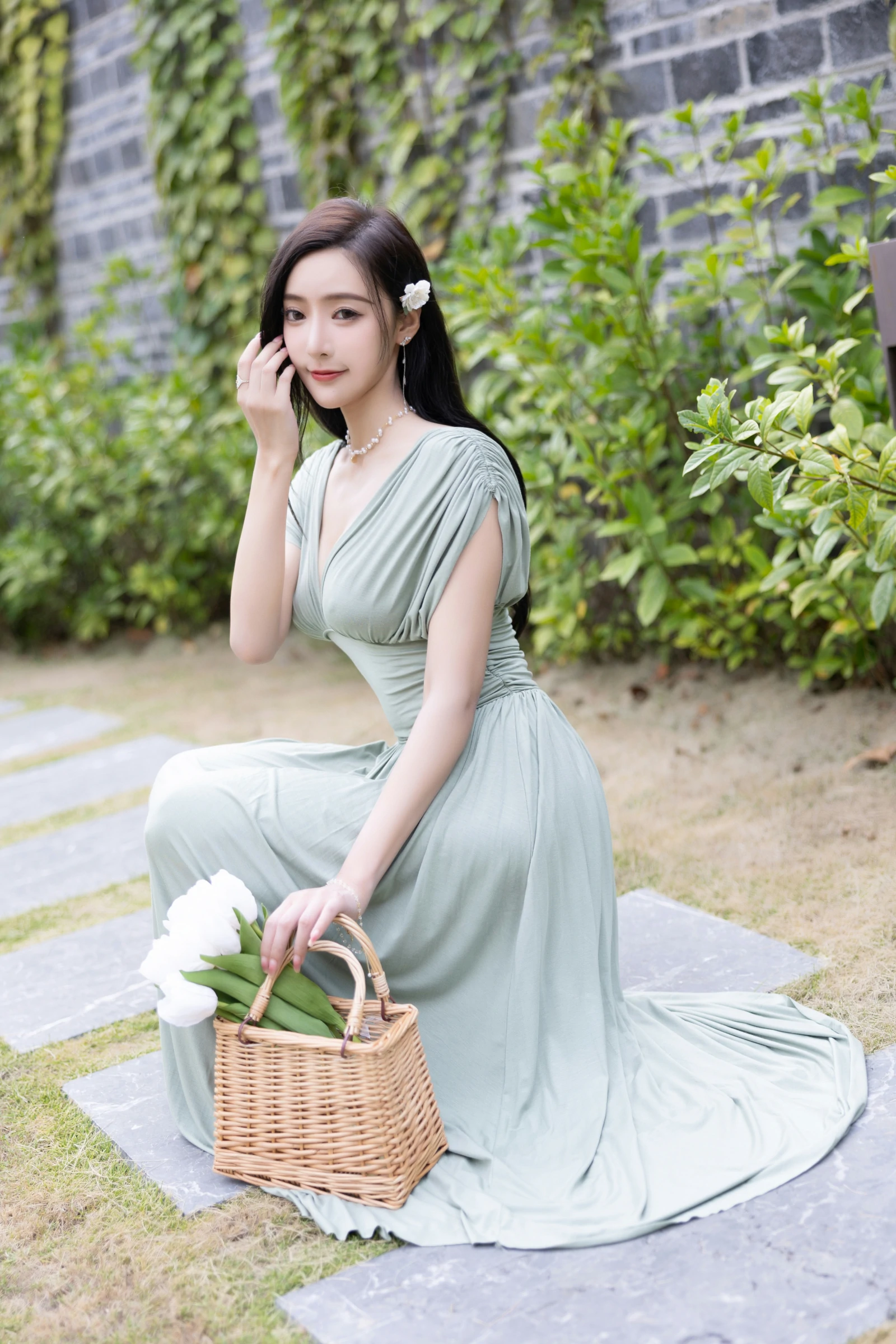 [秀人付费] 王馨瑶Yanni 诱人私拍福利 白泳衣 绿色连衣裙 第 3 张