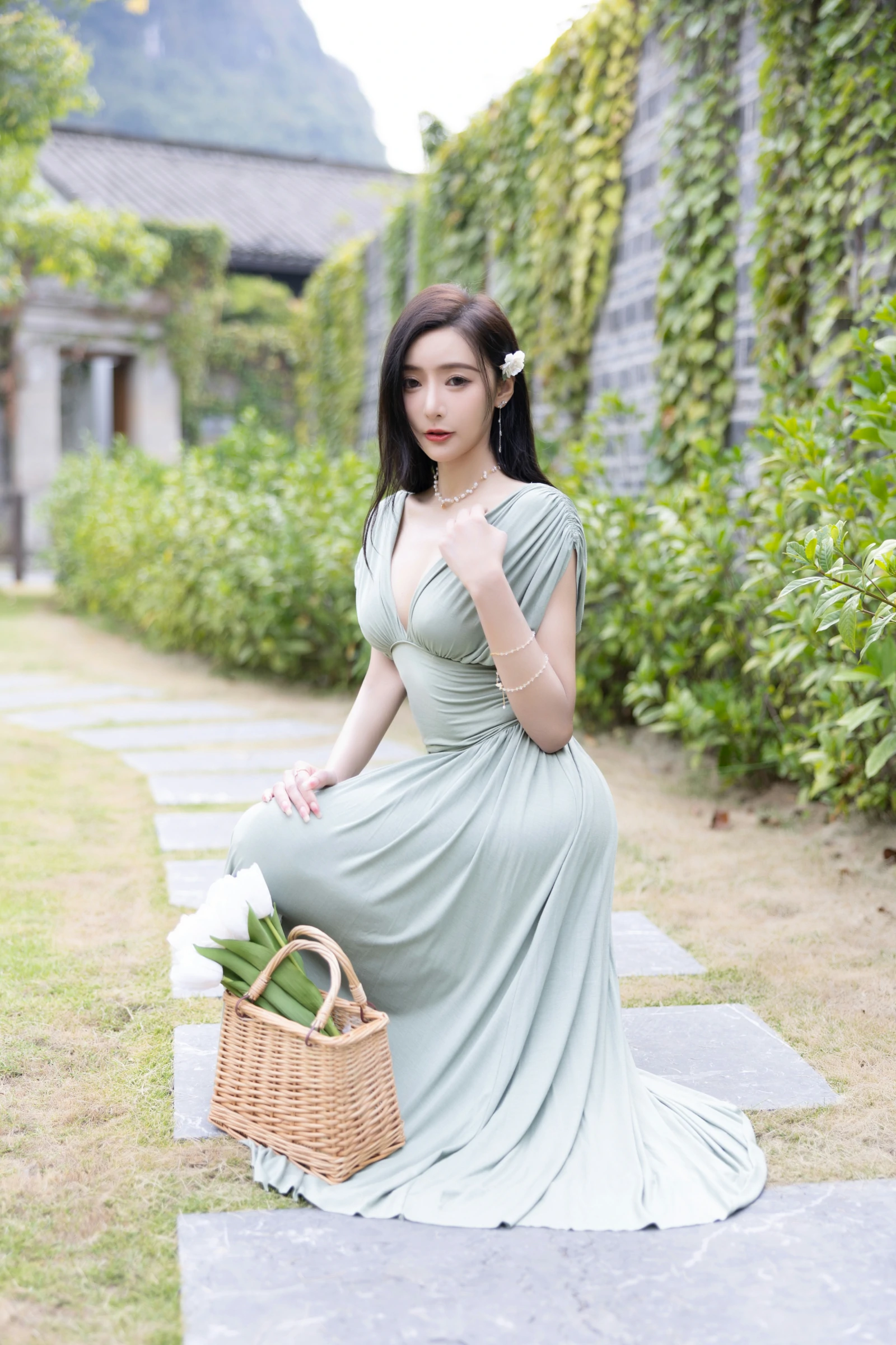 [秀人付费] 王馨瑶Yanni 诱人私拍福利 白泳衣 绿色连衣裙 第 5 张