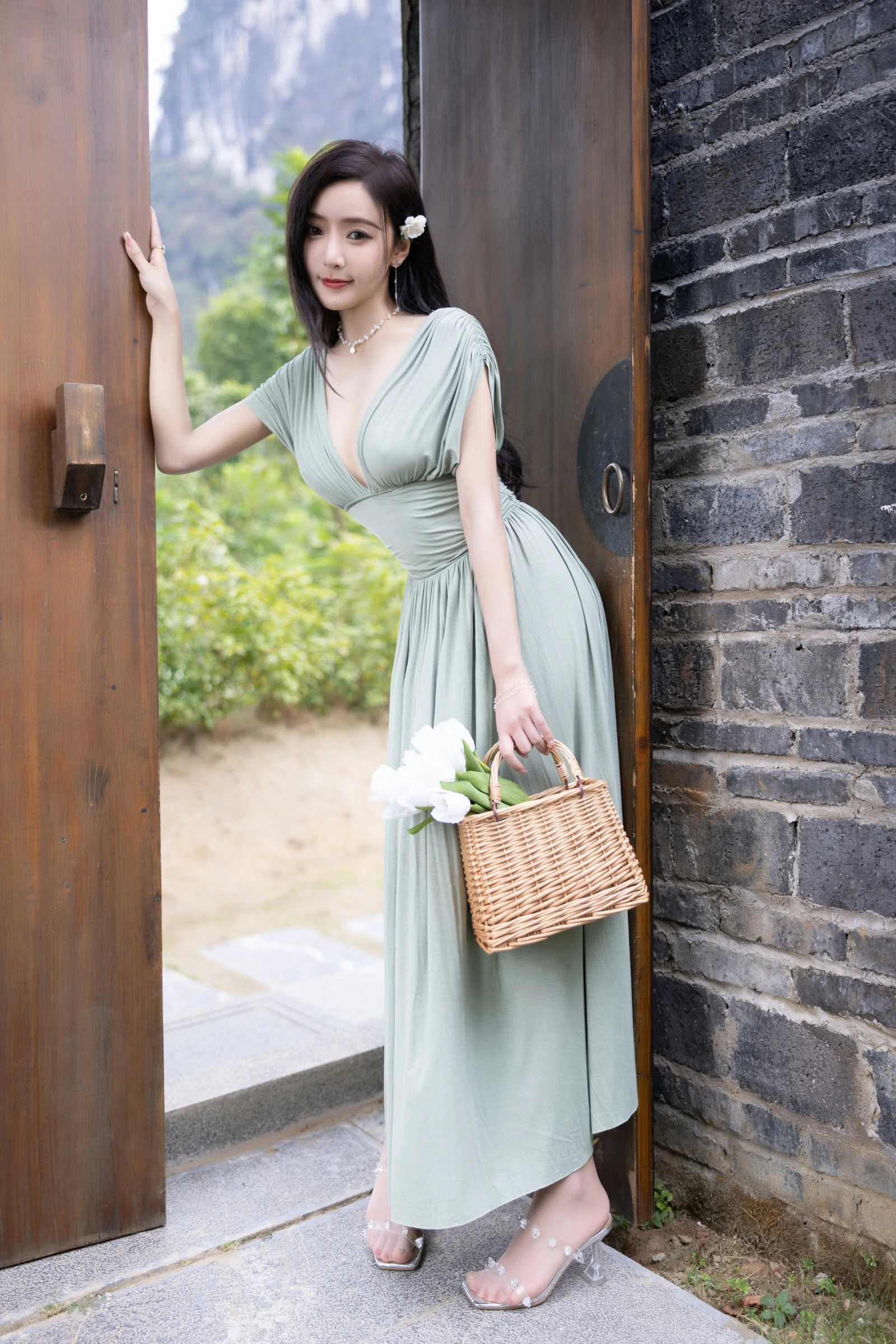 [秀人付费] 王馨瑶Yanni 诱人私拍福利 白泳衣 绿色连衣裙 第 8 张