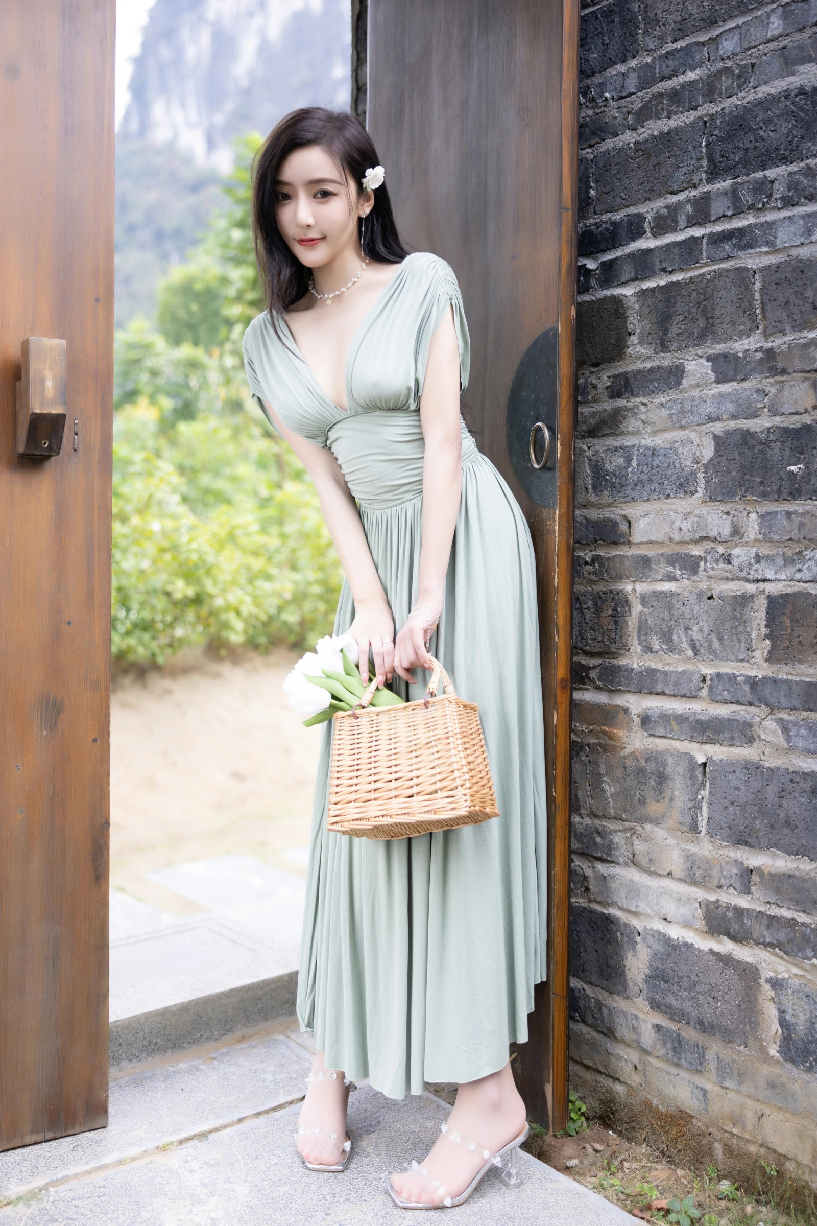 [秀人付费] 王馨瑶Yanni 诱人私拍福利 白泳衣 绿色连衣裙 第 9 张