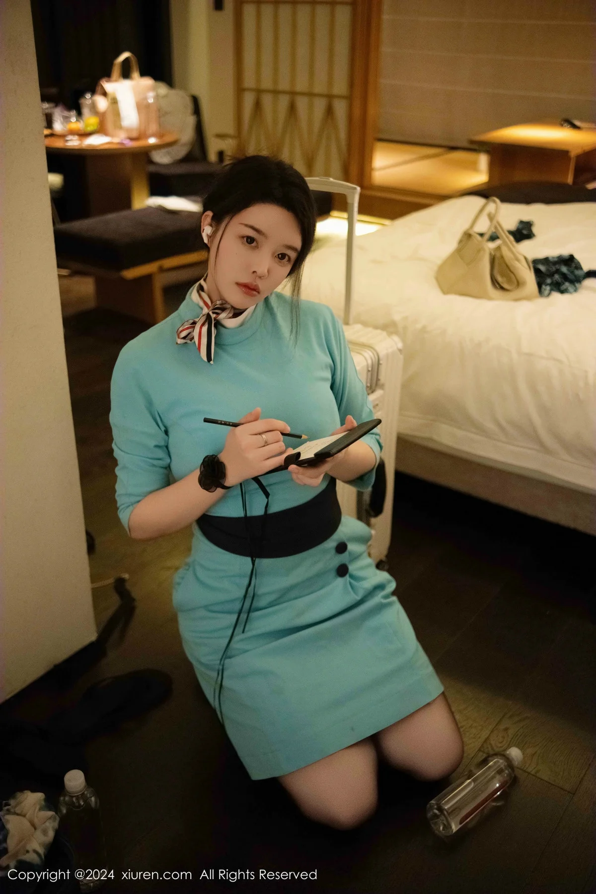 樱桃小犊子蓝色空姐制服露黑色内衣配黑丝吊袜极致魅惑写真 第 12 张