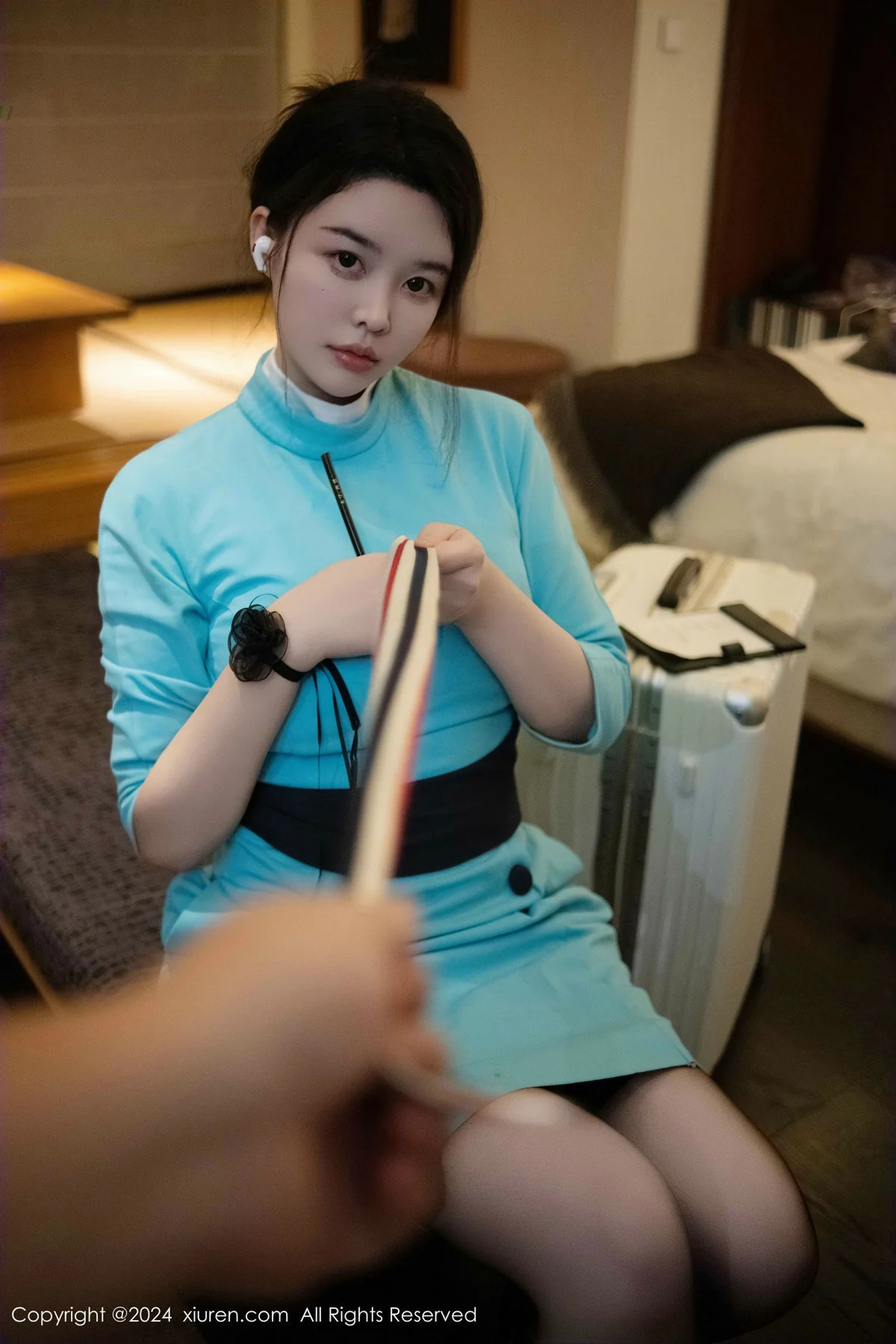 樱桃小犊子蓝色空姐制服露黑色内衣配黑丝吊袜极致魅惑写真 第 16 张