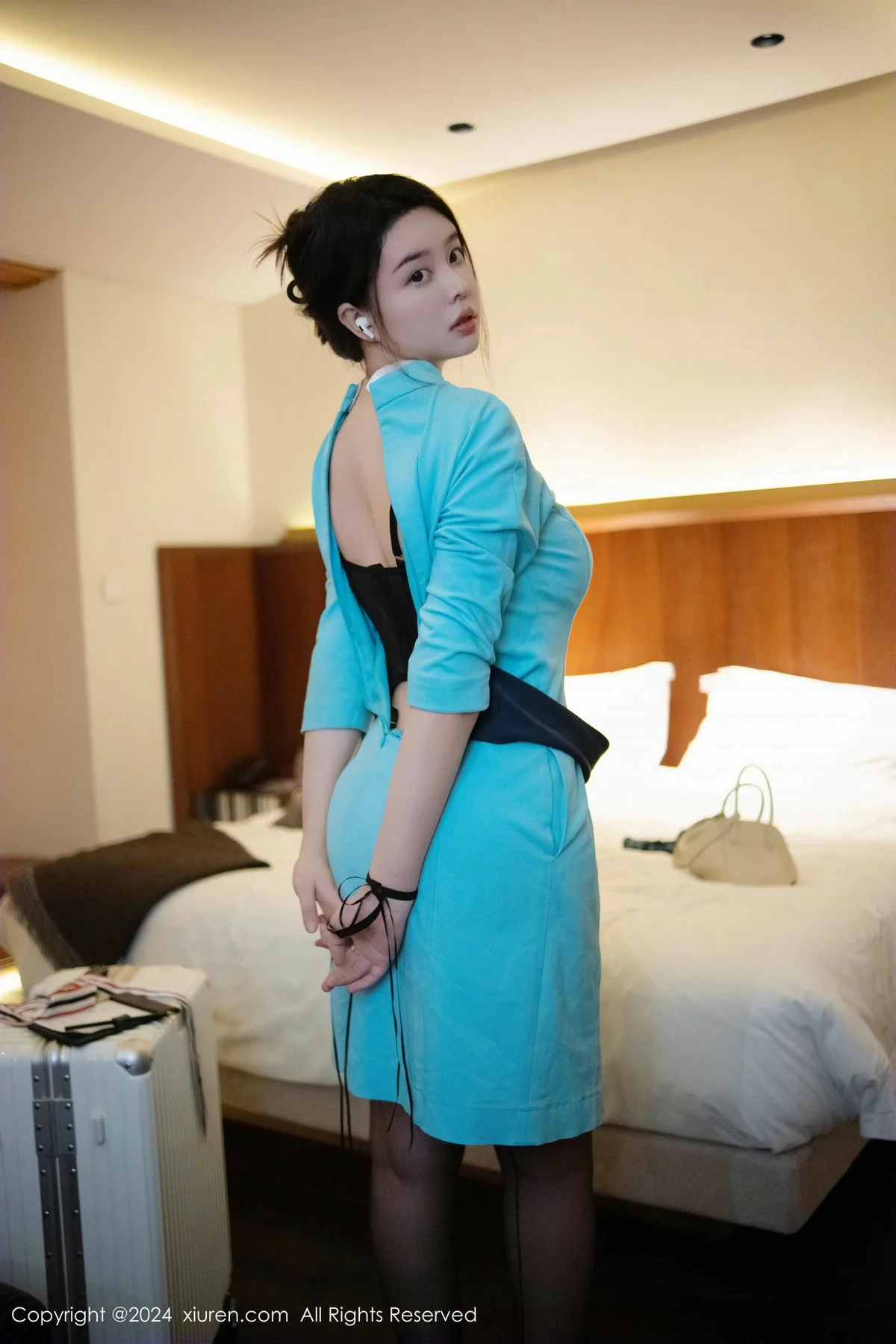 樱桃小犊子蓝色空姐制服露黑色内衣配黑丝吊袜极致魅惑写真 第 18 张