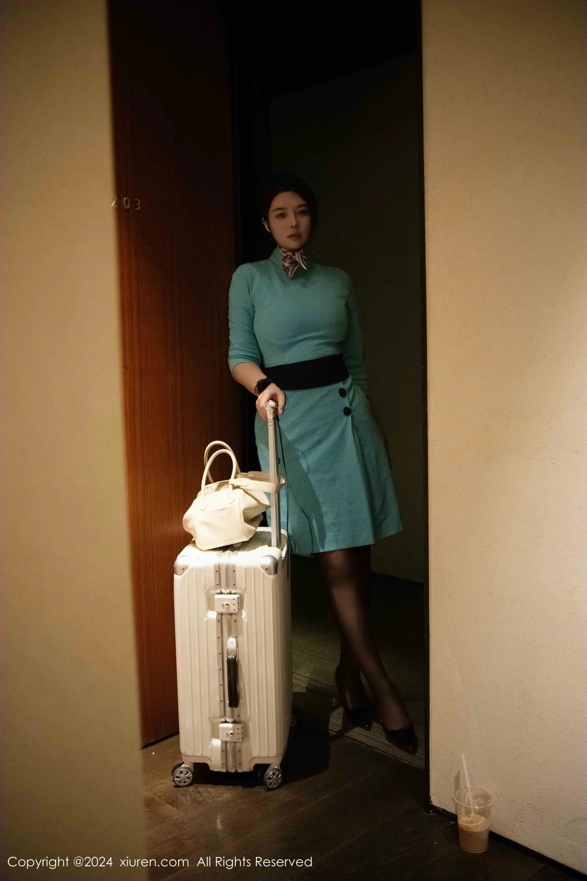 樱桃小犊子蓝色空姐制服露黑色内衣配黑丝吊袜极致魅惑写真 第 2 张