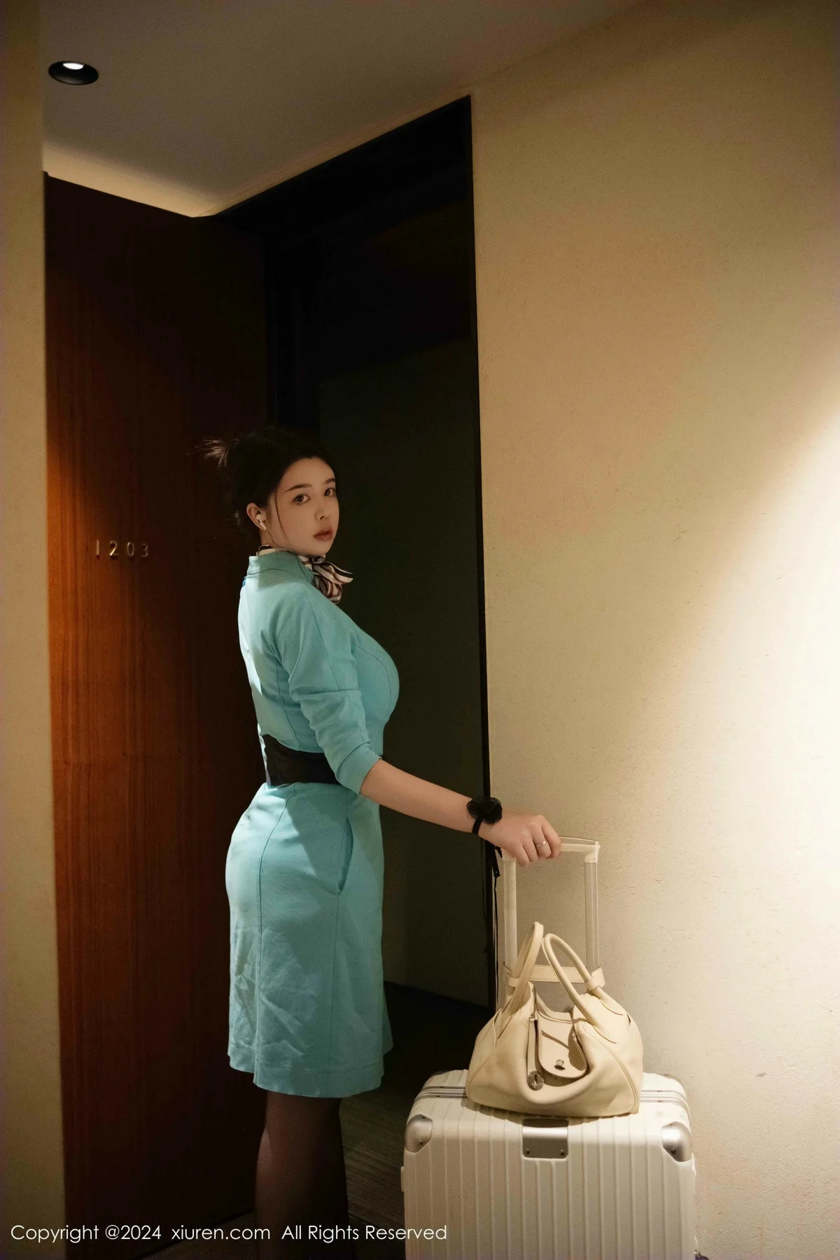 樱桃小犊子蓝色空姐制服露黑色内衣配黑丝吊袜极致魅惑写真 第 3 张