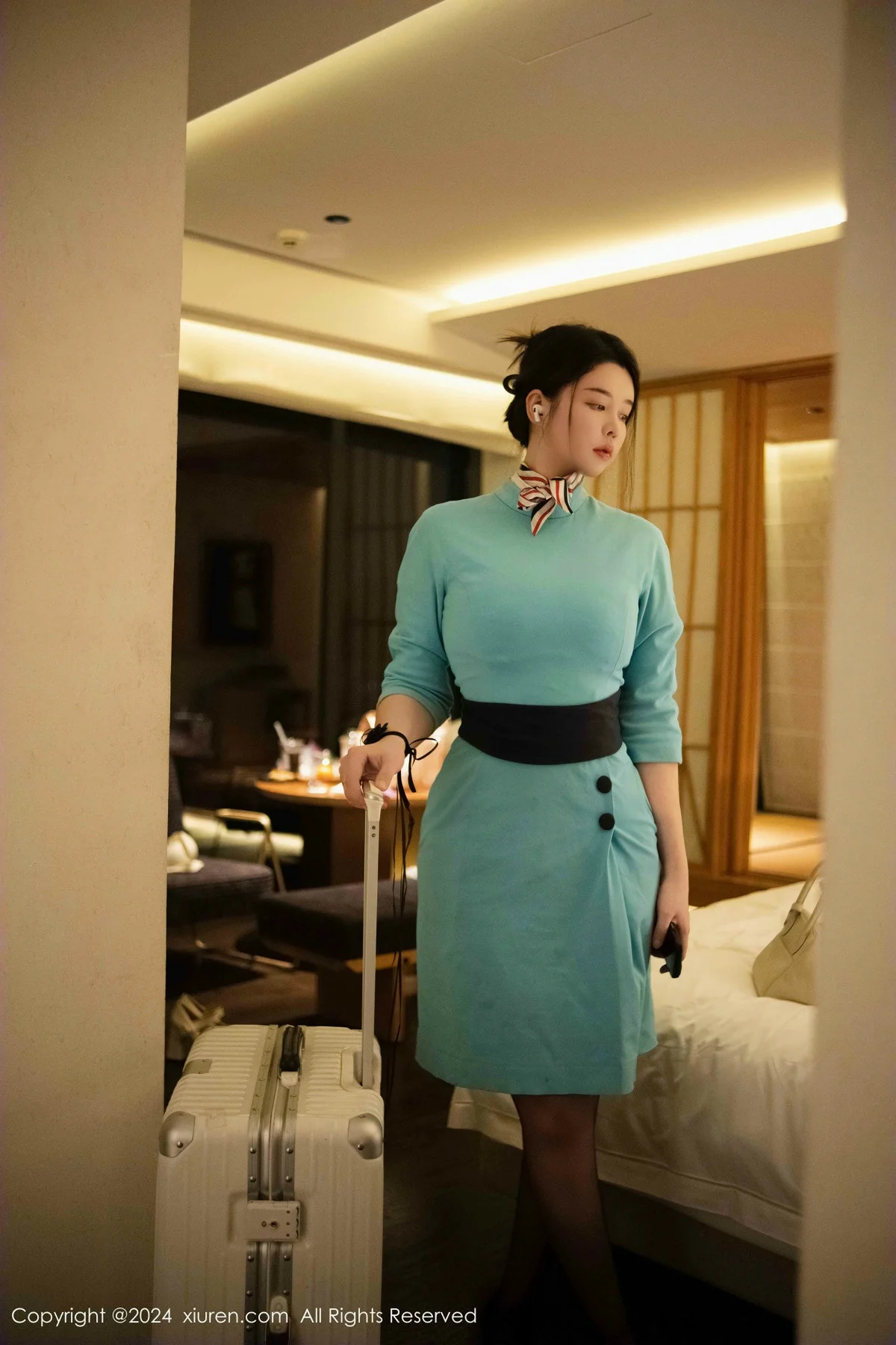 樱桃小犊子蓝色空姐制服露黑色内衣配黑丝吊袜极致魅惑写真 第 6 张