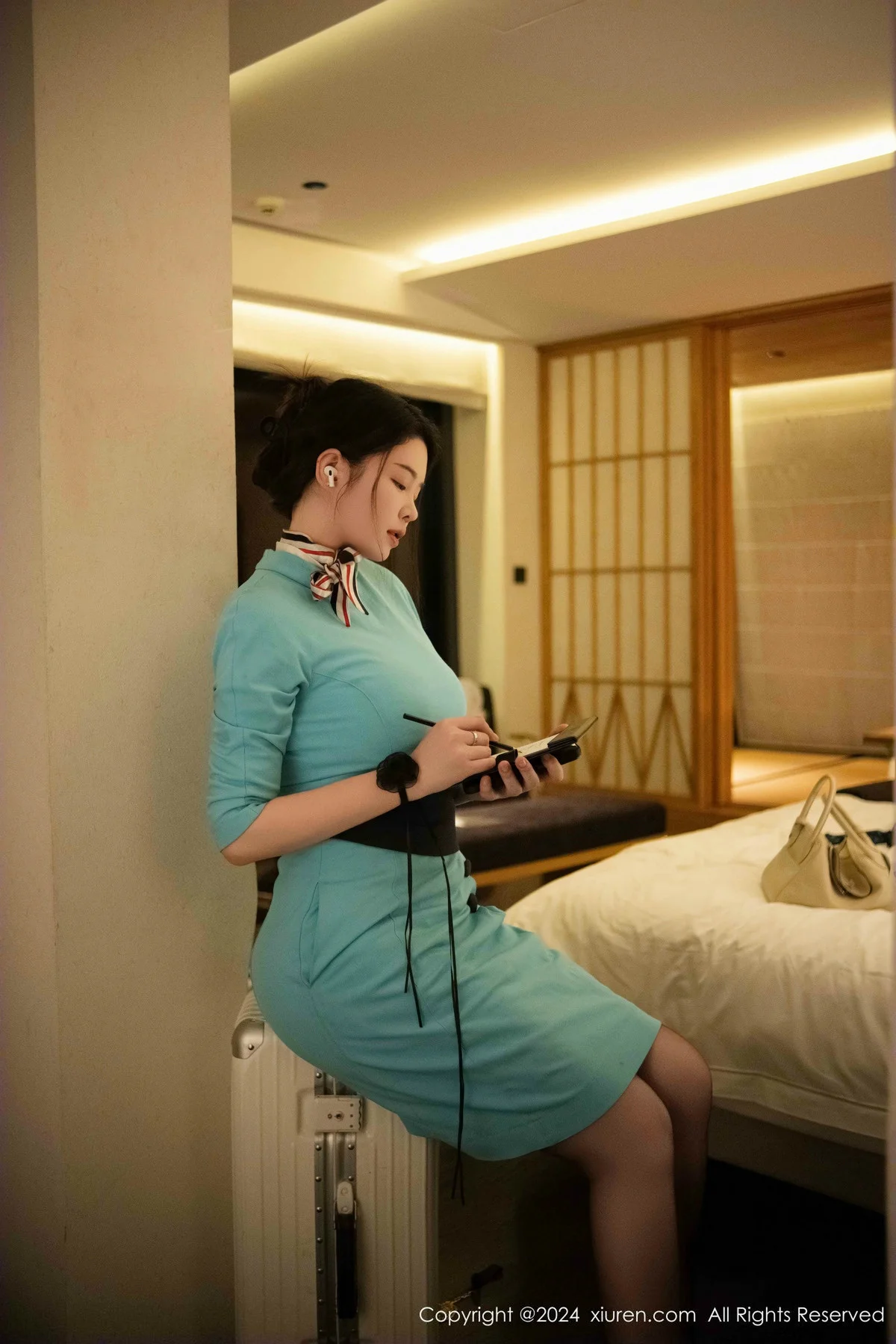 樱桃小犊子蓝色空姐制服露黑色内衣配黑丝吊袜极致魅惑写真 第 8 张