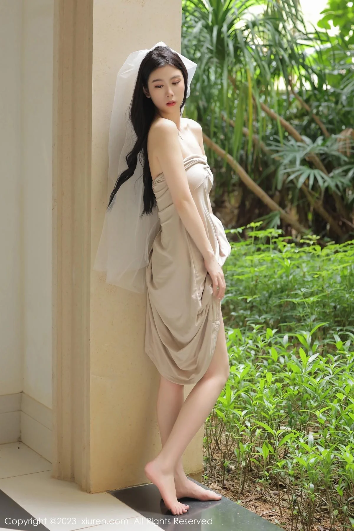 李雅柔182CM性感杏色吊带长裙露蕾丝内裤秀美腿绝美写真 第 27 张