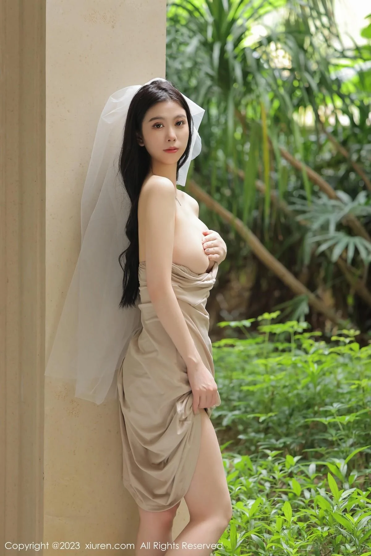 李雅柔182CM性感杏色吊带长裙露蕾丝内裤秀美腿绝美写真 第 28 张