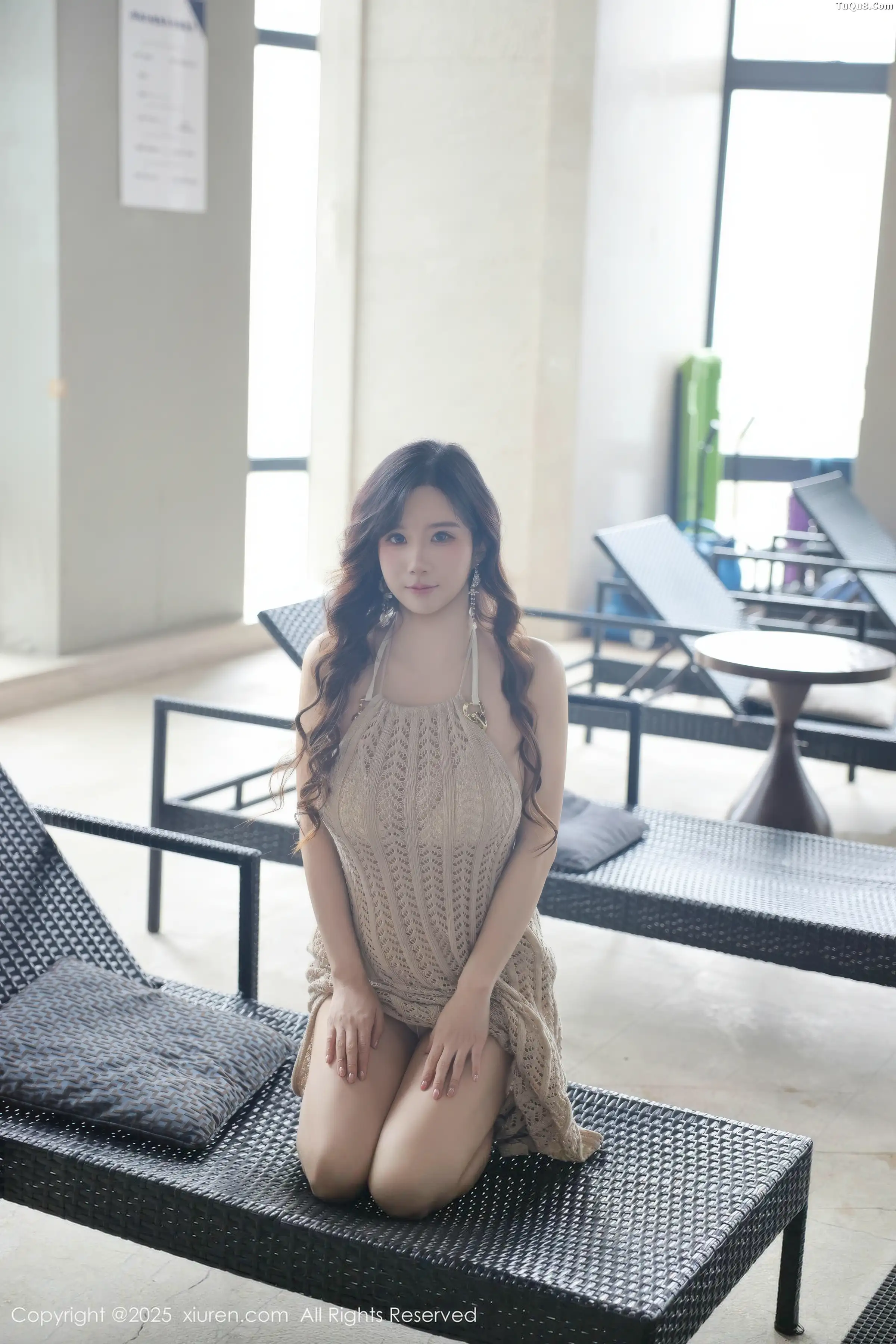 小肉肉咪性感浅色连衣裙露白色比基尼秀凹凸身材绝美写真 第 11 张