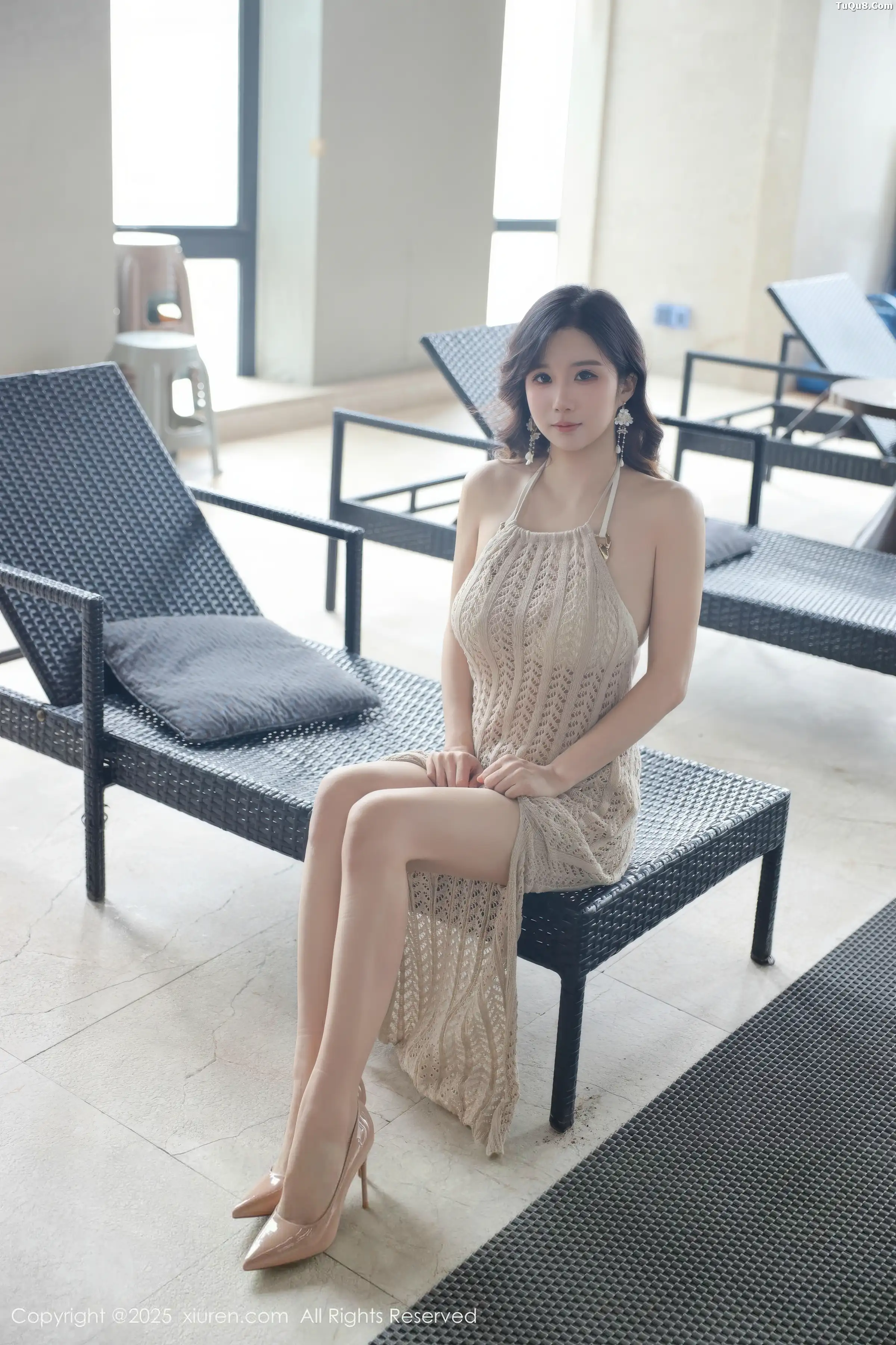 小肉肉咪性感浅色连衣裙露白色比基尼秀凹凸身材绝美写真 第 4 张