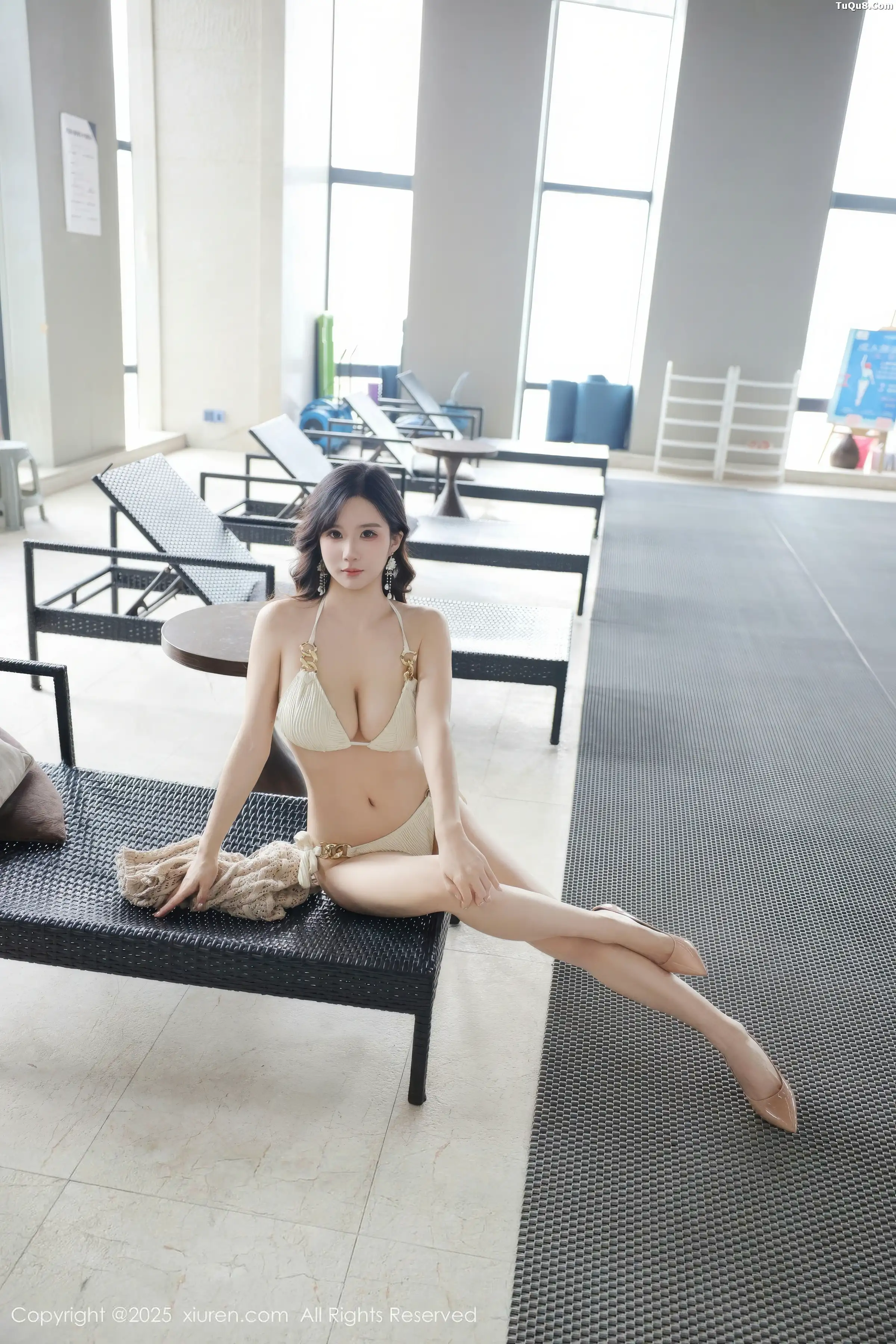 小肉肉咪性感浅色连衣裙露白色比基尼秀凹凸身材绝美写真 第 41 张