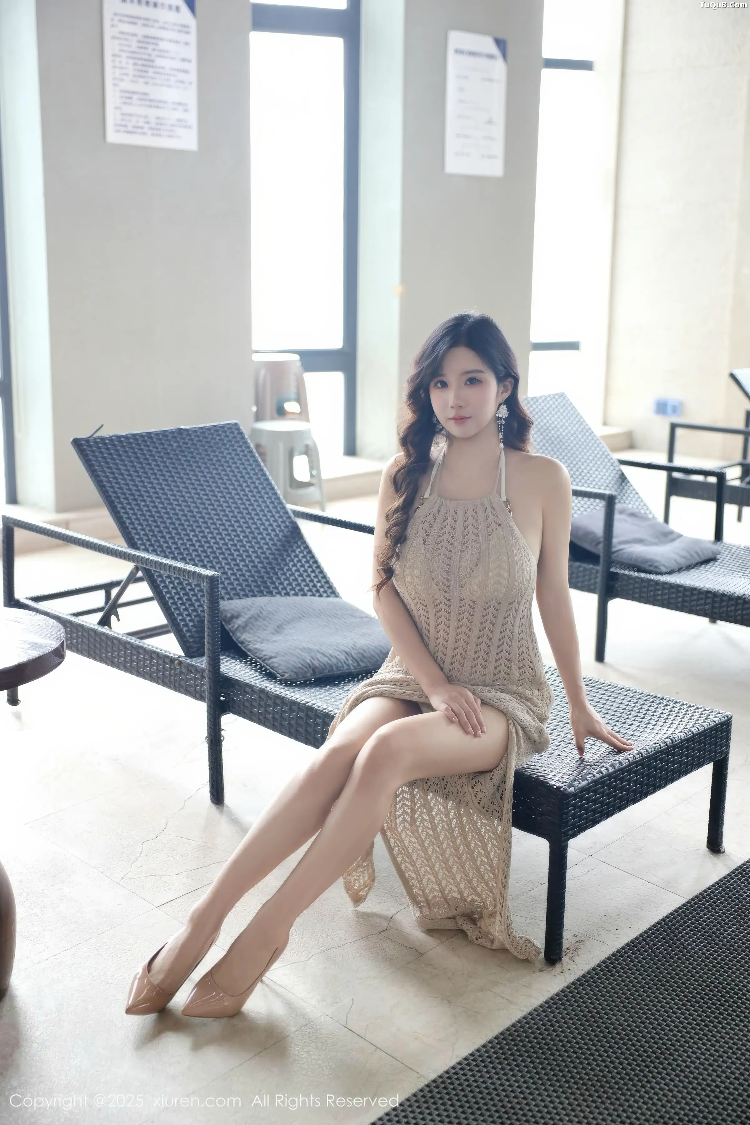 小肉肉咪性感浅色连衣裙露白色比基尼秀凹凸身材绝美写真 第 6 张