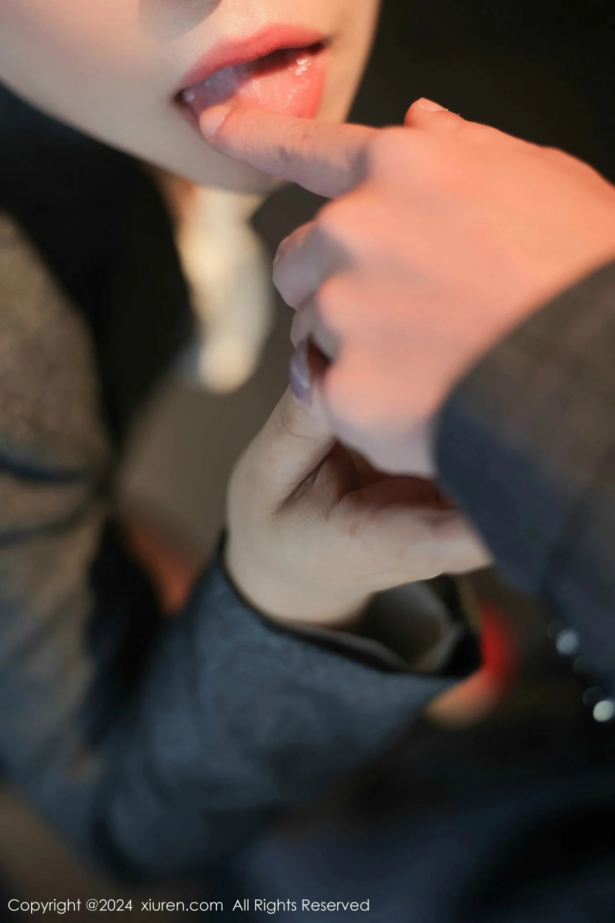 麦田灰色OL职业装露白色上衣配黑丝袜秀曼妙身姿绝美写真 第 14 张