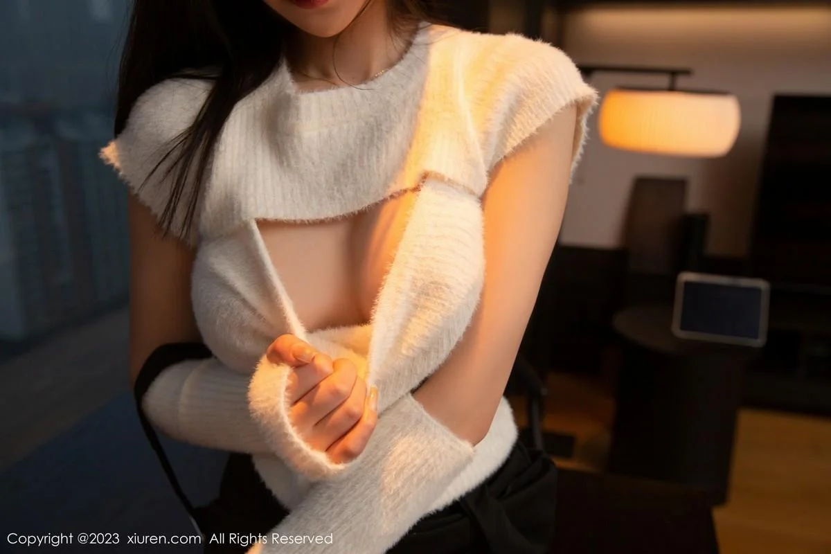 熊小诺性感白色上衣配黑短裙露超薄无内黑丝惹火绝美写真 第 17 张