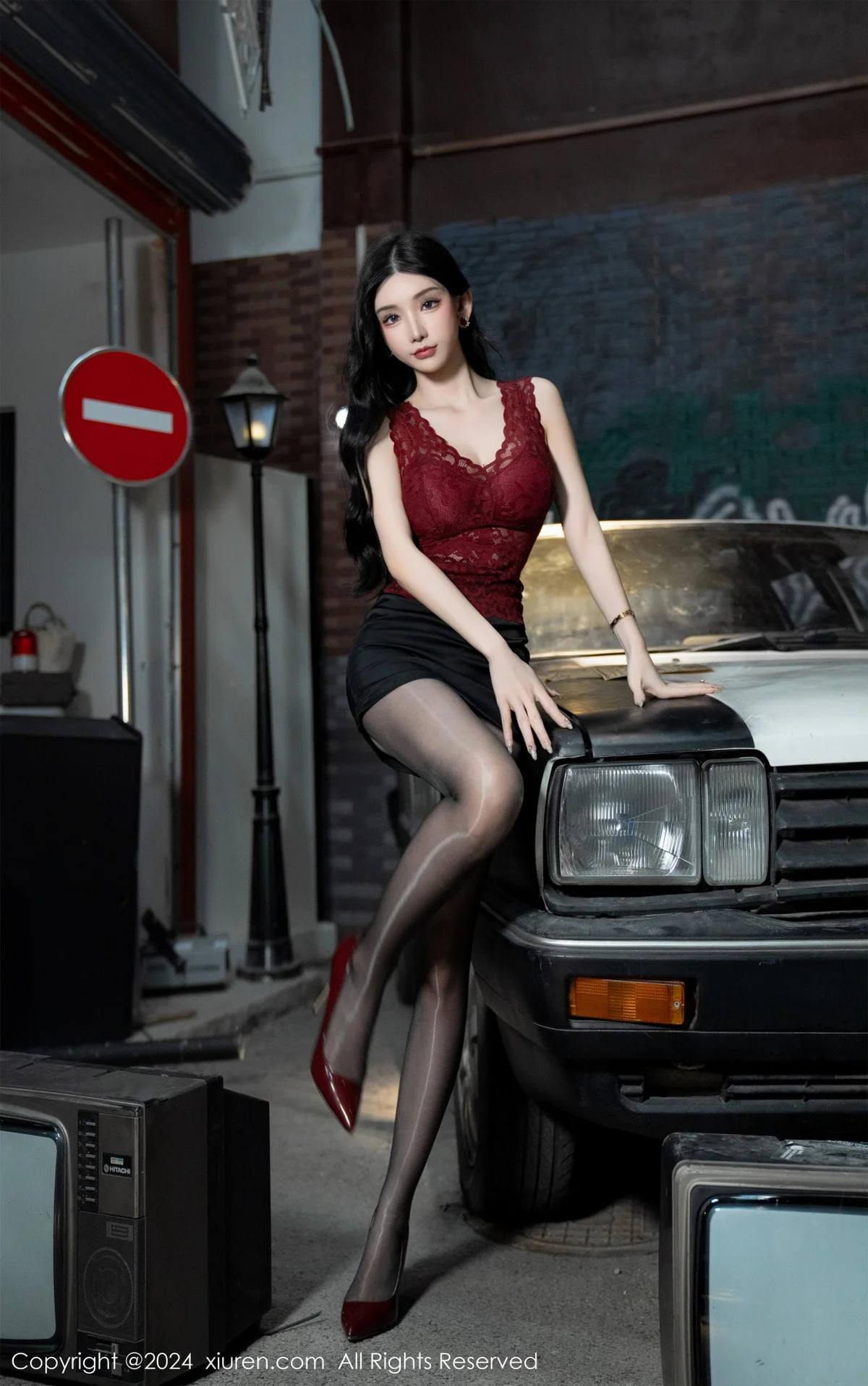 周于希Sally红色上衣配黑短裙露闪亮开档黑丝撩人绝美写真 第 14 张