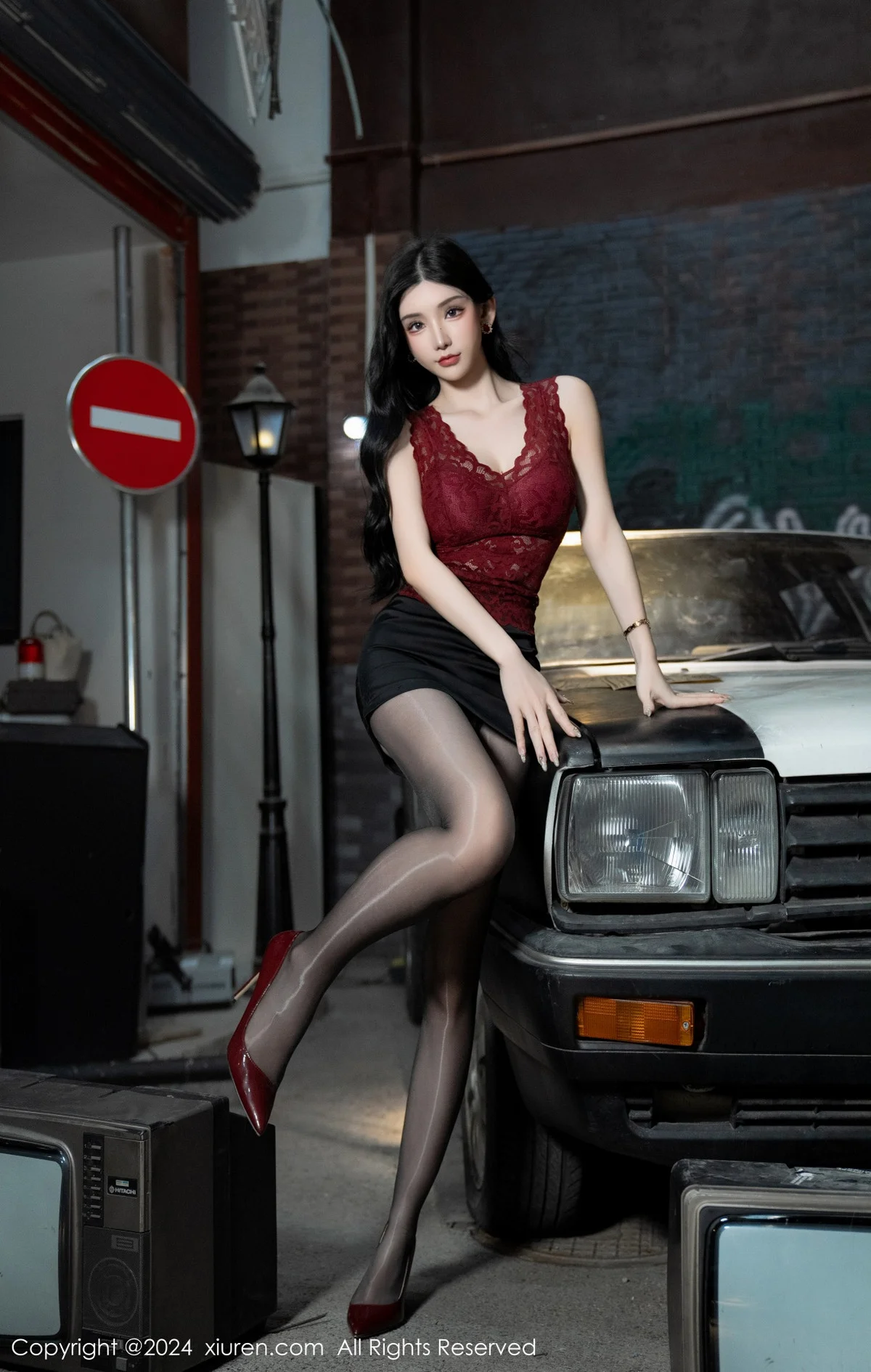 周于希Sally红色上衣配黑短裙露闪亮开档黑丝撩人绝美写真 第 15 张