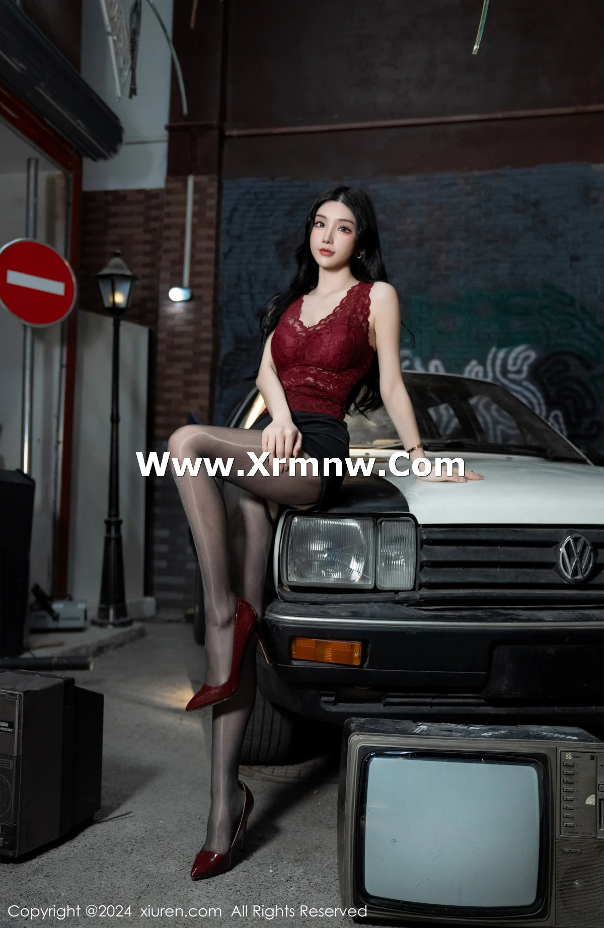周于希Sally红色上衣配黑短裙露闪亮开档黑丝撩人绝美写真 第 16 张